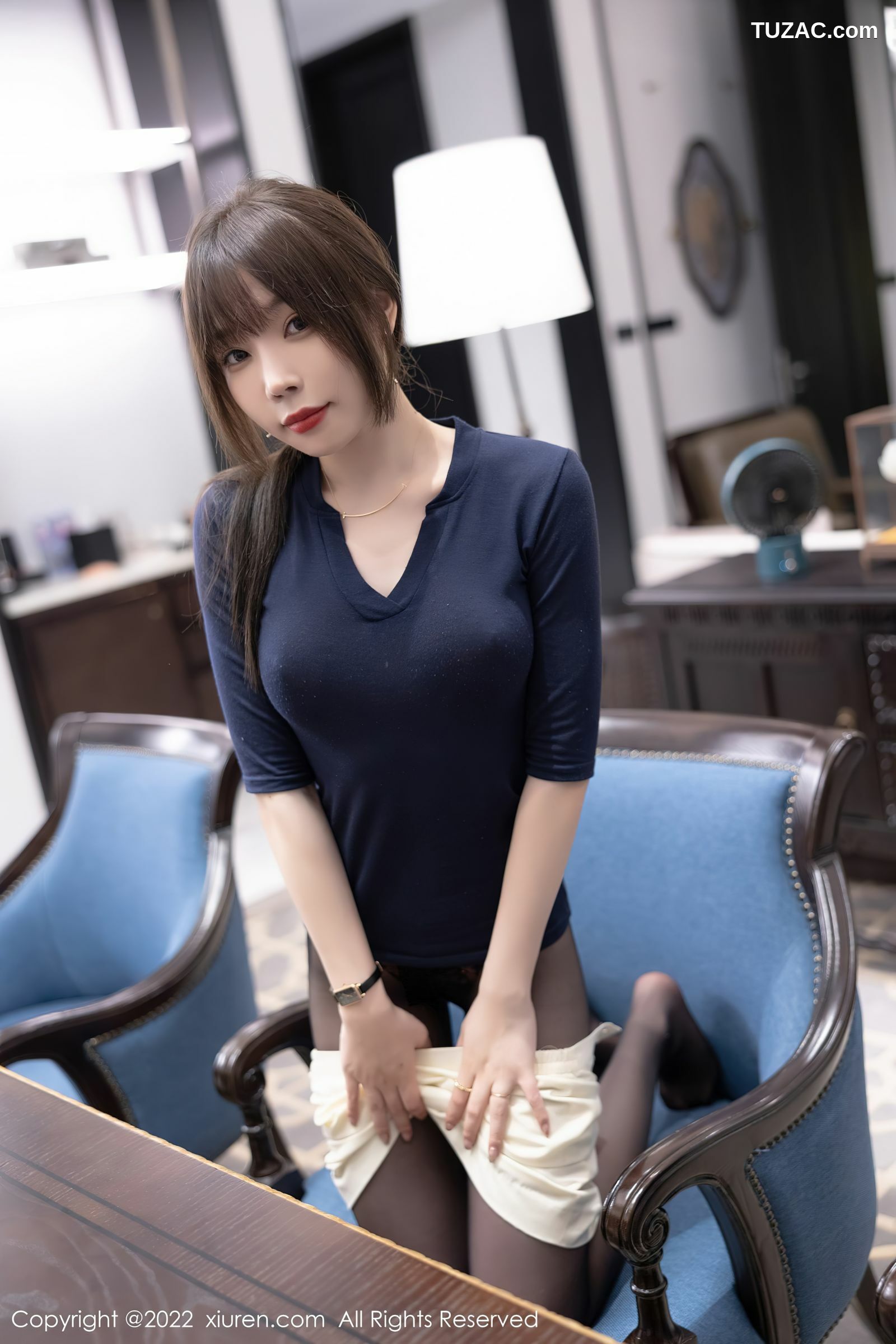 XiuRen-No.5132-芝芝-蓝色凸点紧身T白短裙黑丝