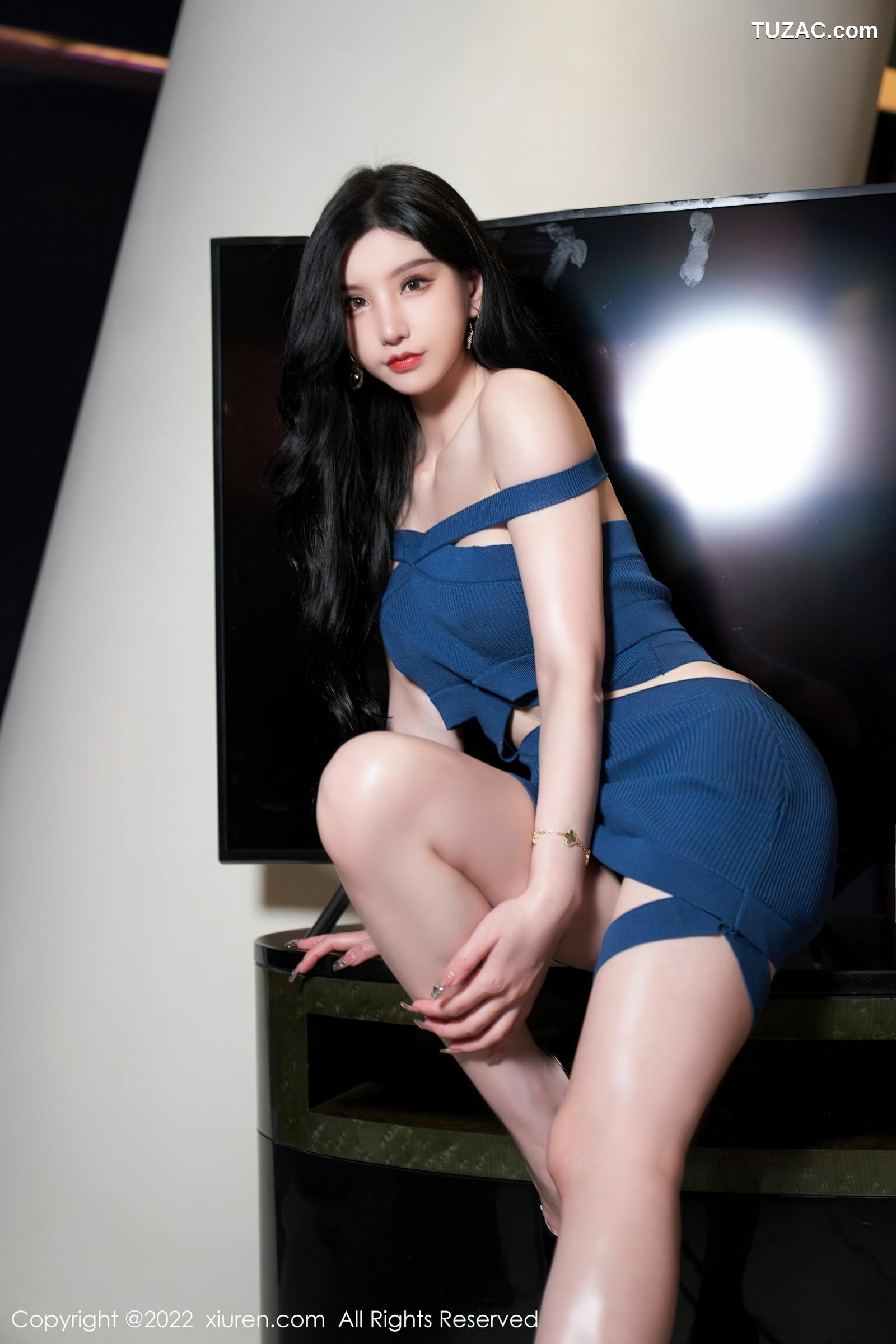 XiuRen-No.5158-周于希-蓝露肩装蓝裙-模特辛苦的一天