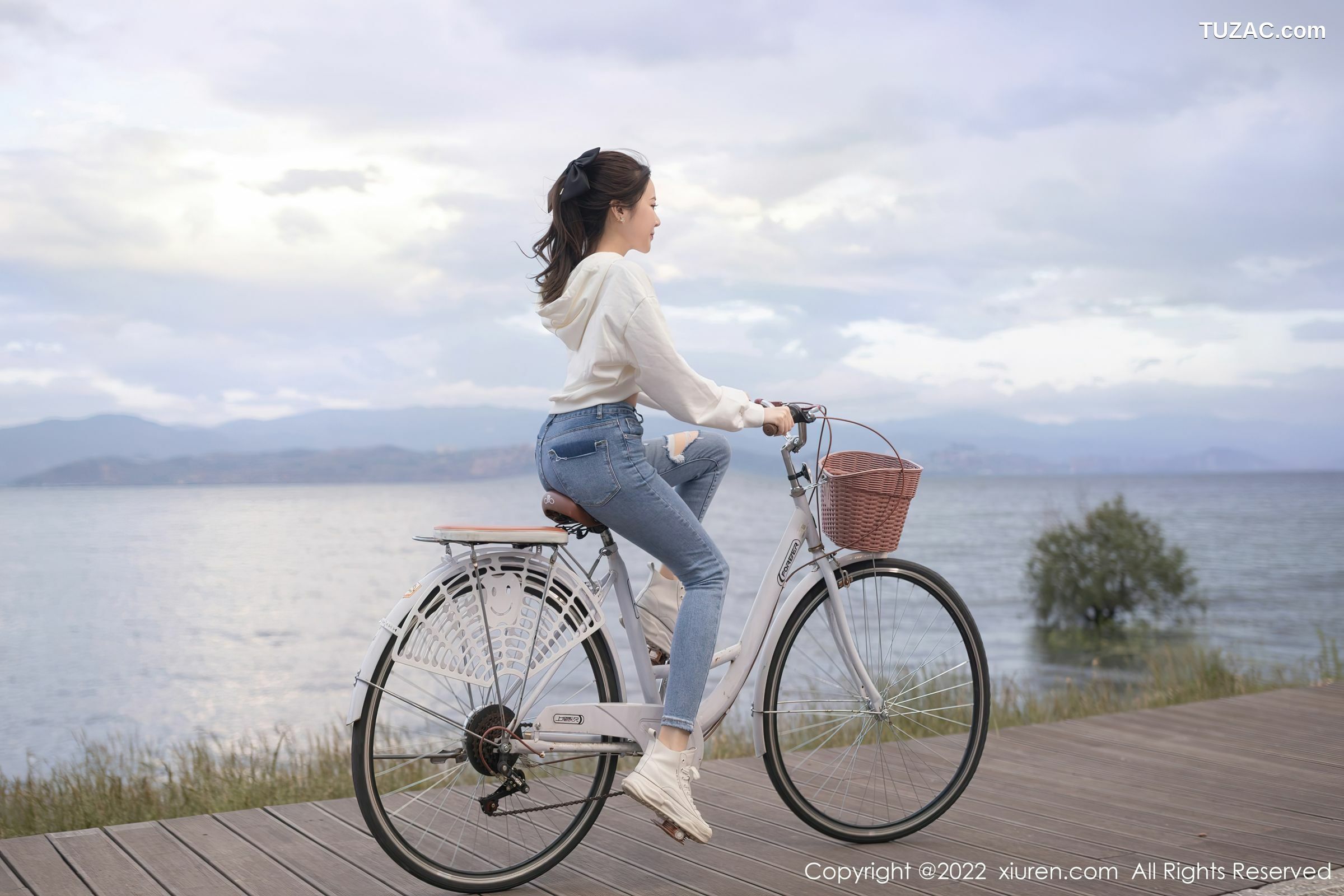 XiuRen-No.5159-鱼子酱-白衣牛仔粉睡衣