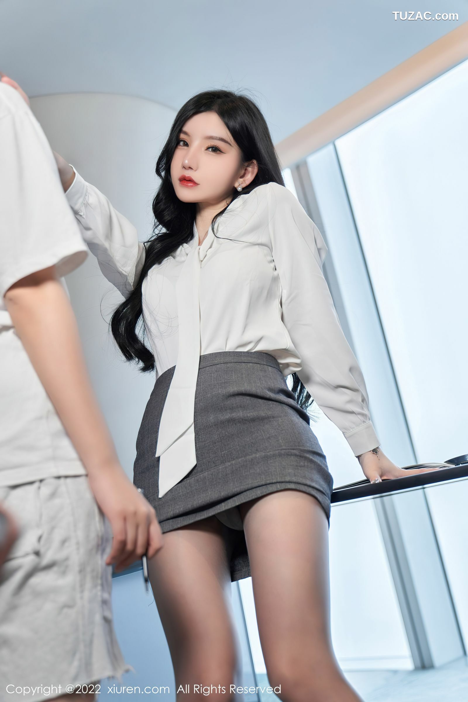 XiuRen-No.5177-周于希-OL灰套装短裙黑色情趣内衣