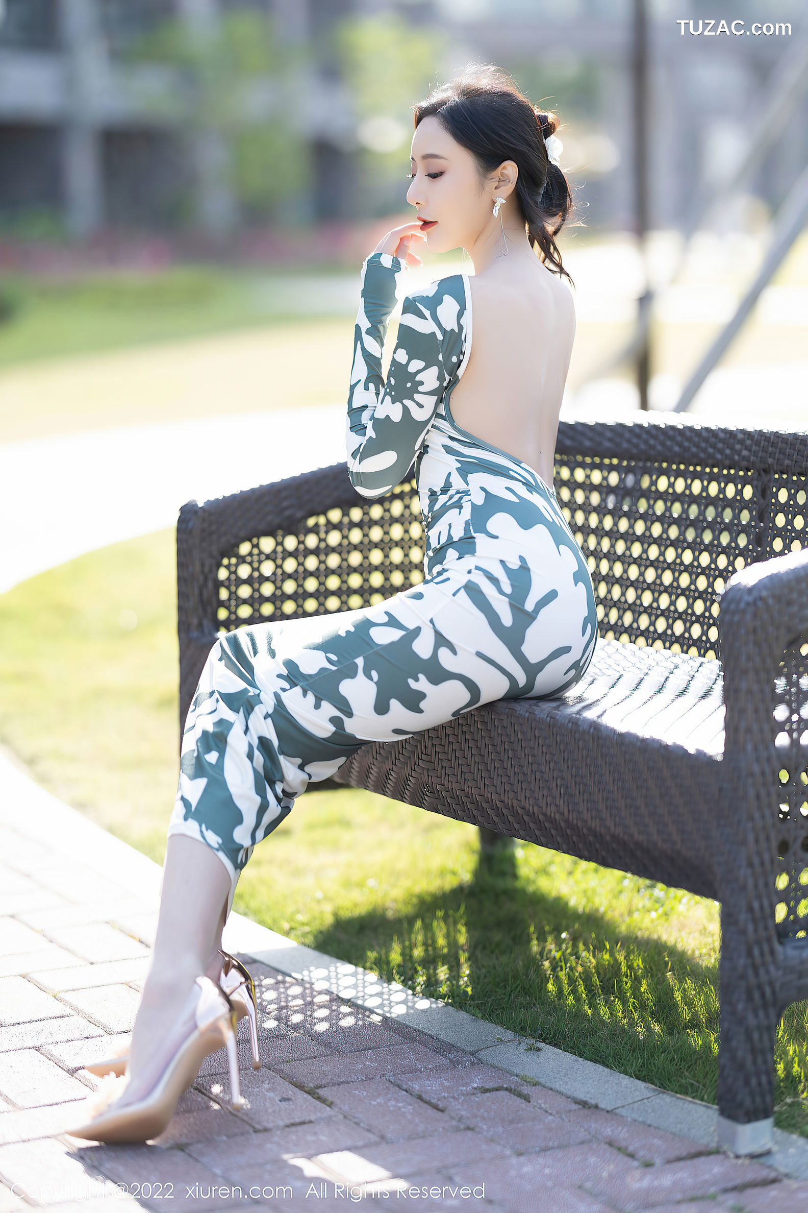 XiuRen-No.5194-王馨瑶-紧身连衣裙灰蕾丝