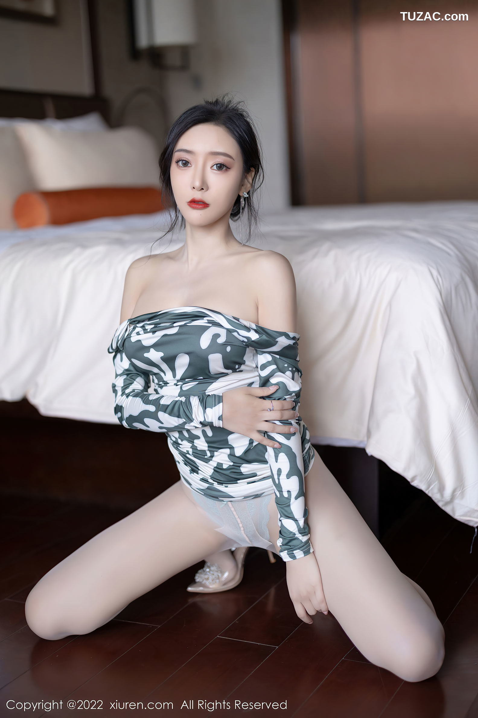 XiuRen-No.5194-王馨瑶-紧身连衣裙灰蕾丝