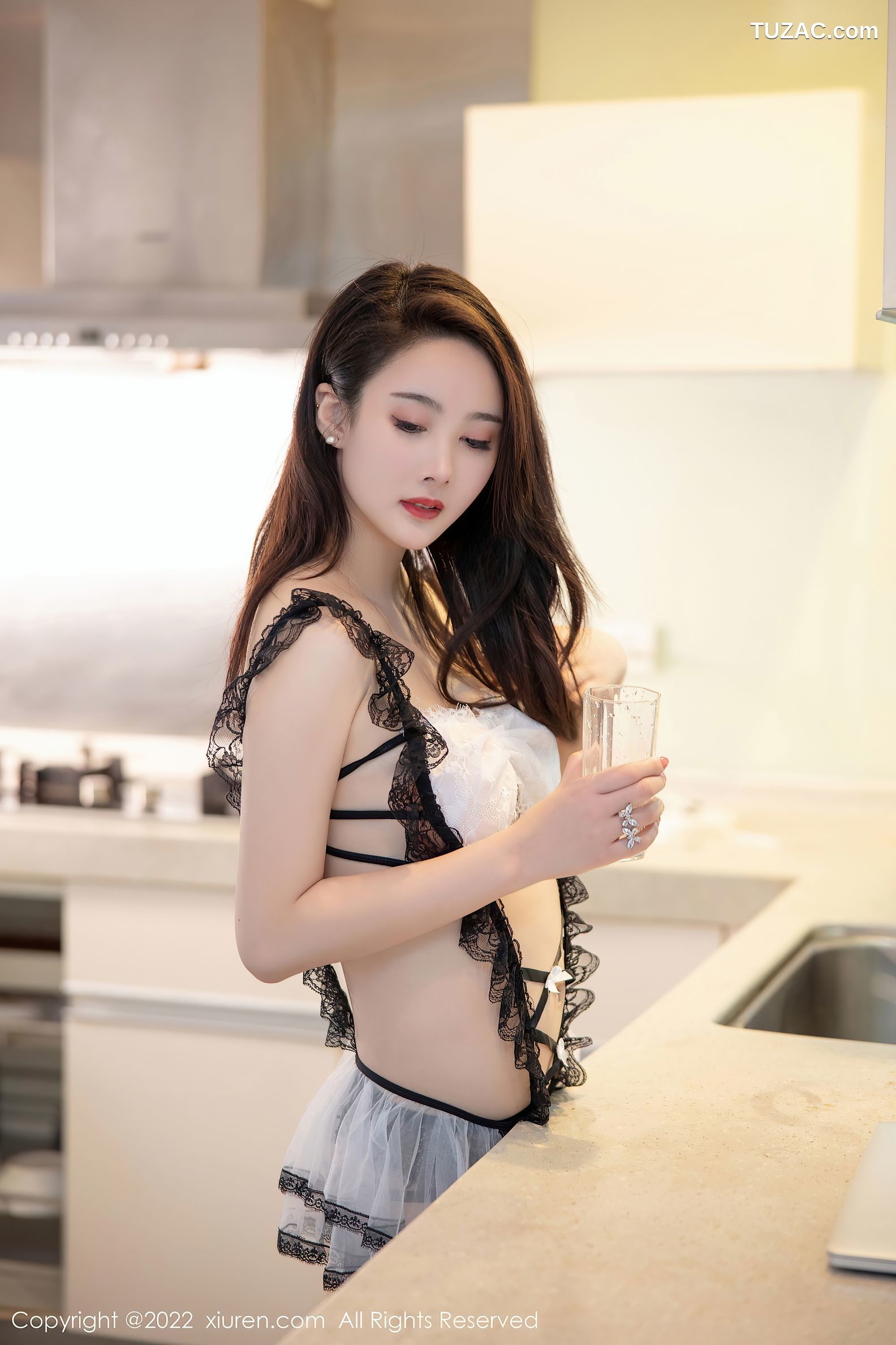 XiuRen-No.5197-summer宝宝-蕾丝内衣在厨房
