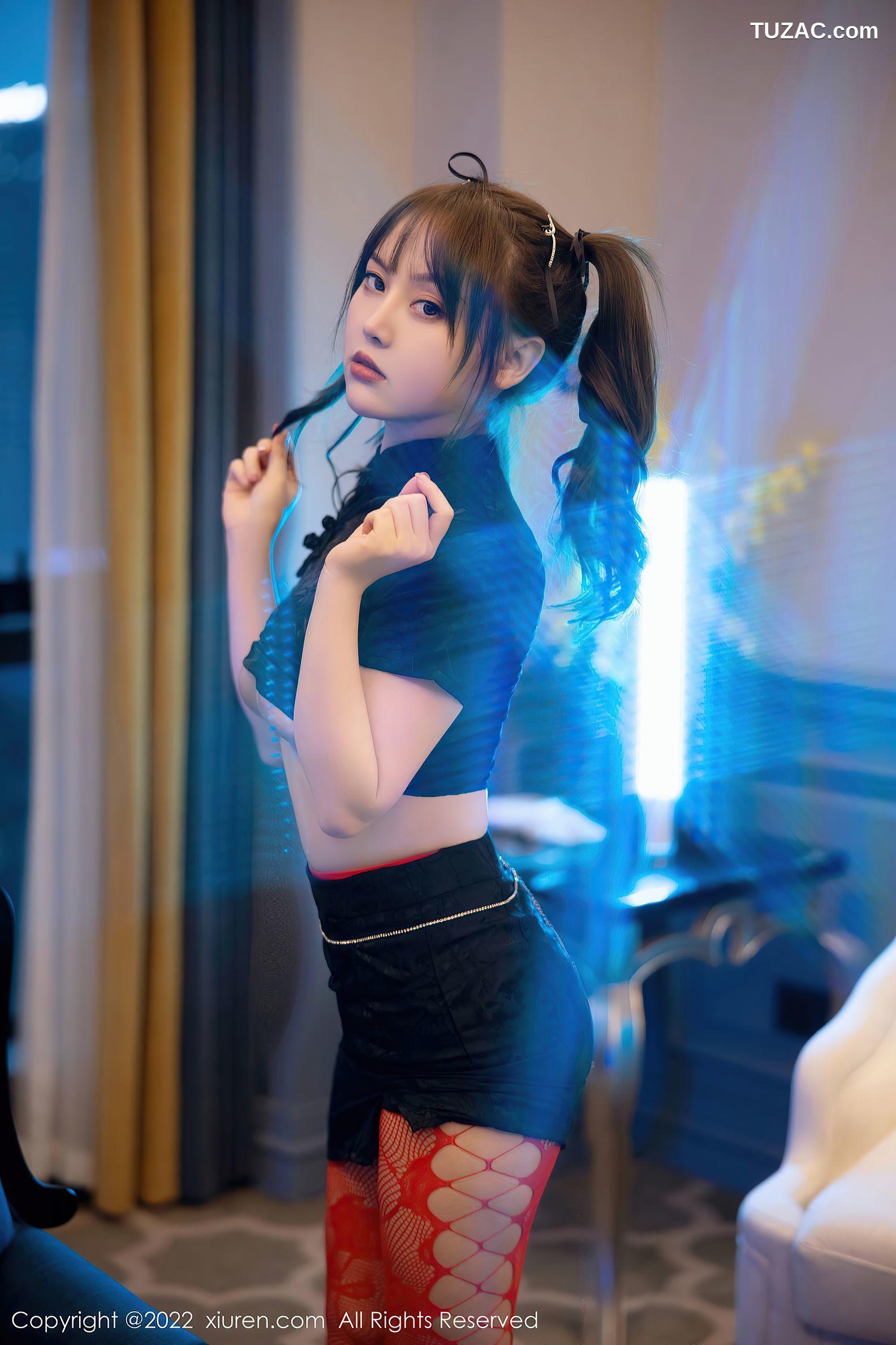 XiuRen-No.5225-豆瓣酱-露下乳黑短衫短裙红丝