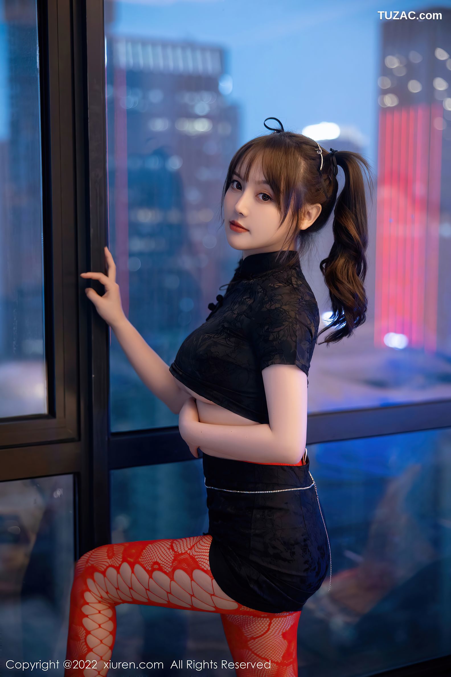 XiuRen-No.5225-豆瓣酱-露下乳黑短衫短裙红丝