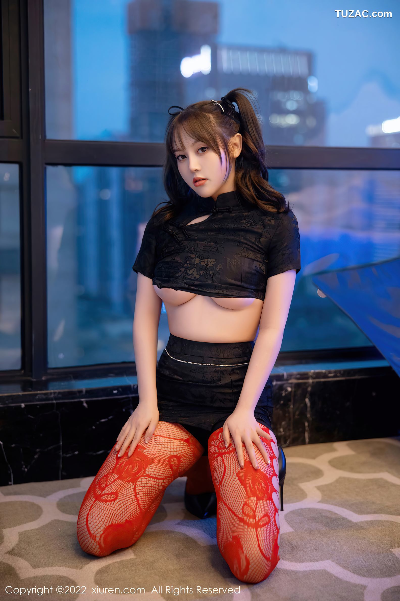 XiuRen-No.5225-豆瓣酱-露下乳黑短衫短裙红丝