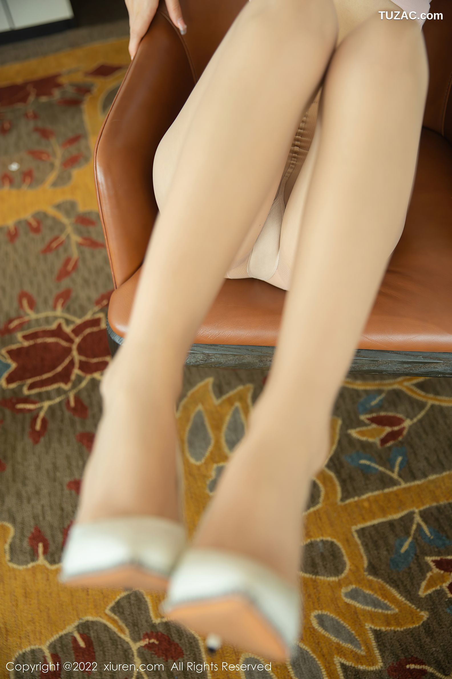 XiuRen-No.5242-熊小诺-粉紧身上衣牛仔短裤肉丝