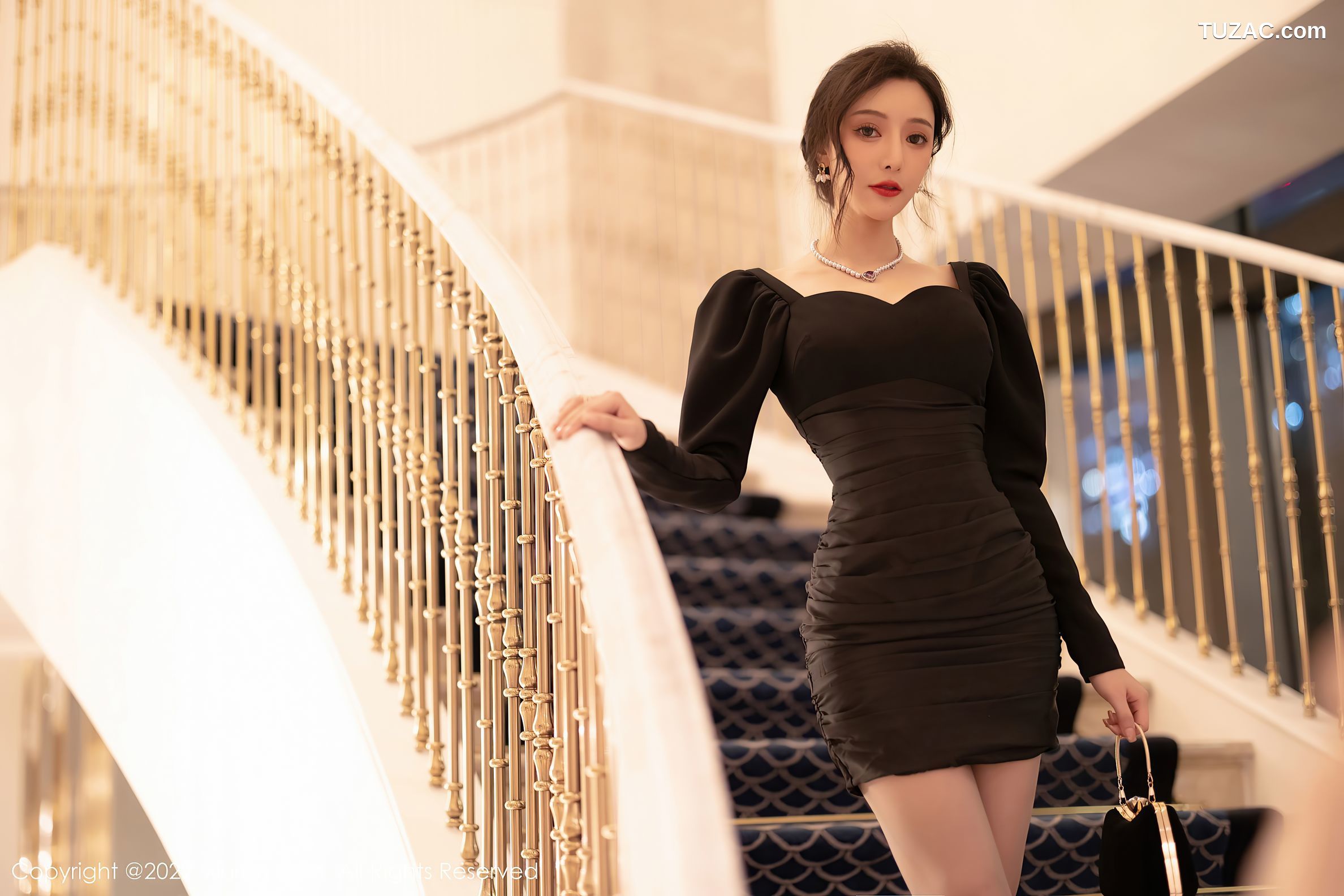 XiuRen-No.5251-王馨瑶-黑低胸短礼服搭黑丝