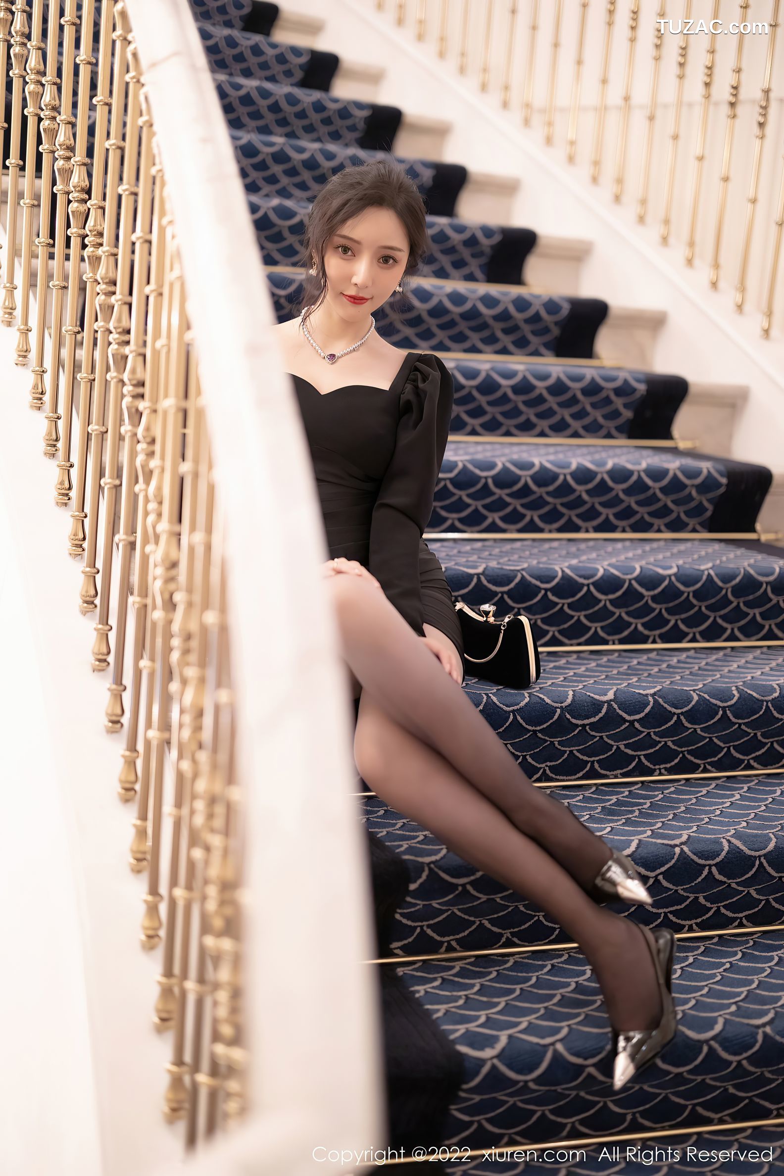 XiuRen-No.5251-王馨瑶-黑低胸短礼服搭黑丝