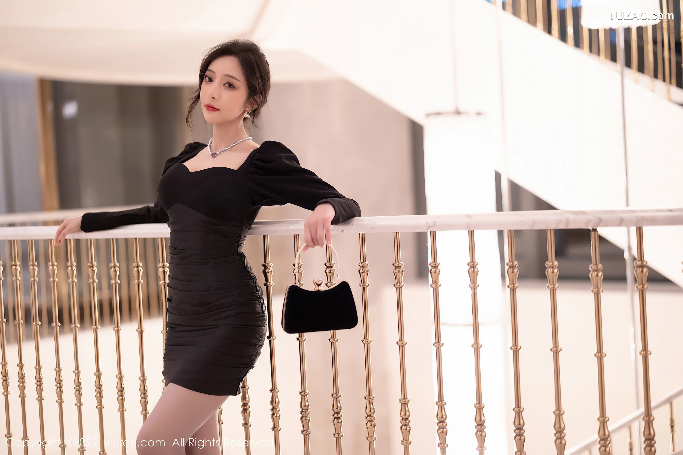 XiuRen-No.5251-王馨瑶-黑低胸短礼服搭黑丝