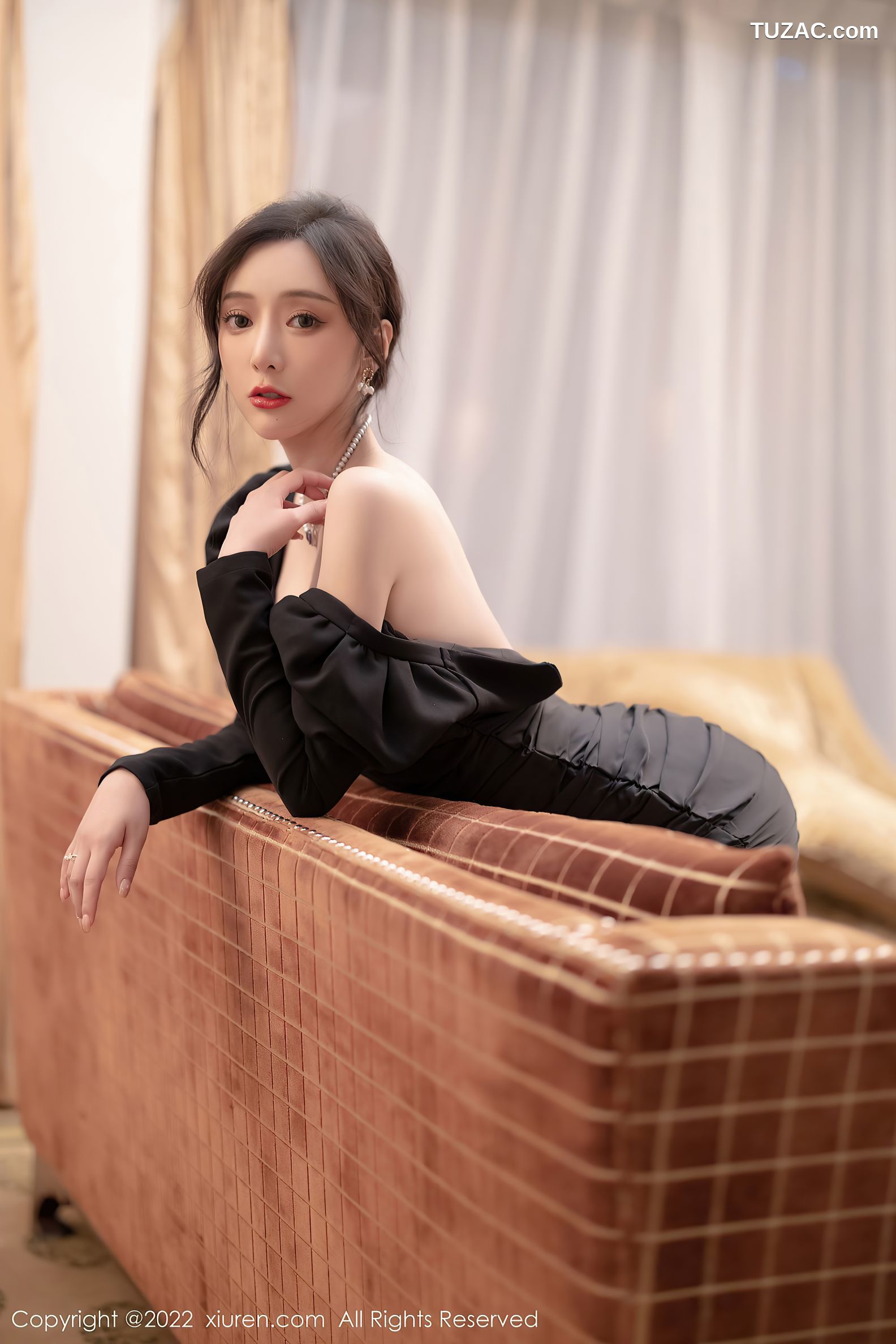 XiuRen-No.5251-王馨瑶-黑低胸短礼服搭黑丝