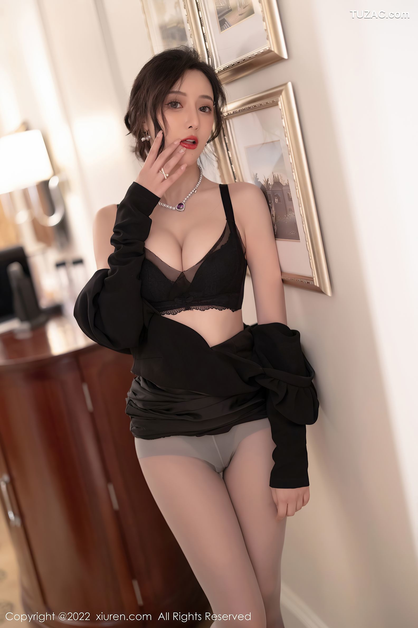 XiuRen-No.5251-王馨瑶-黑低胸短礼服搭黑丝