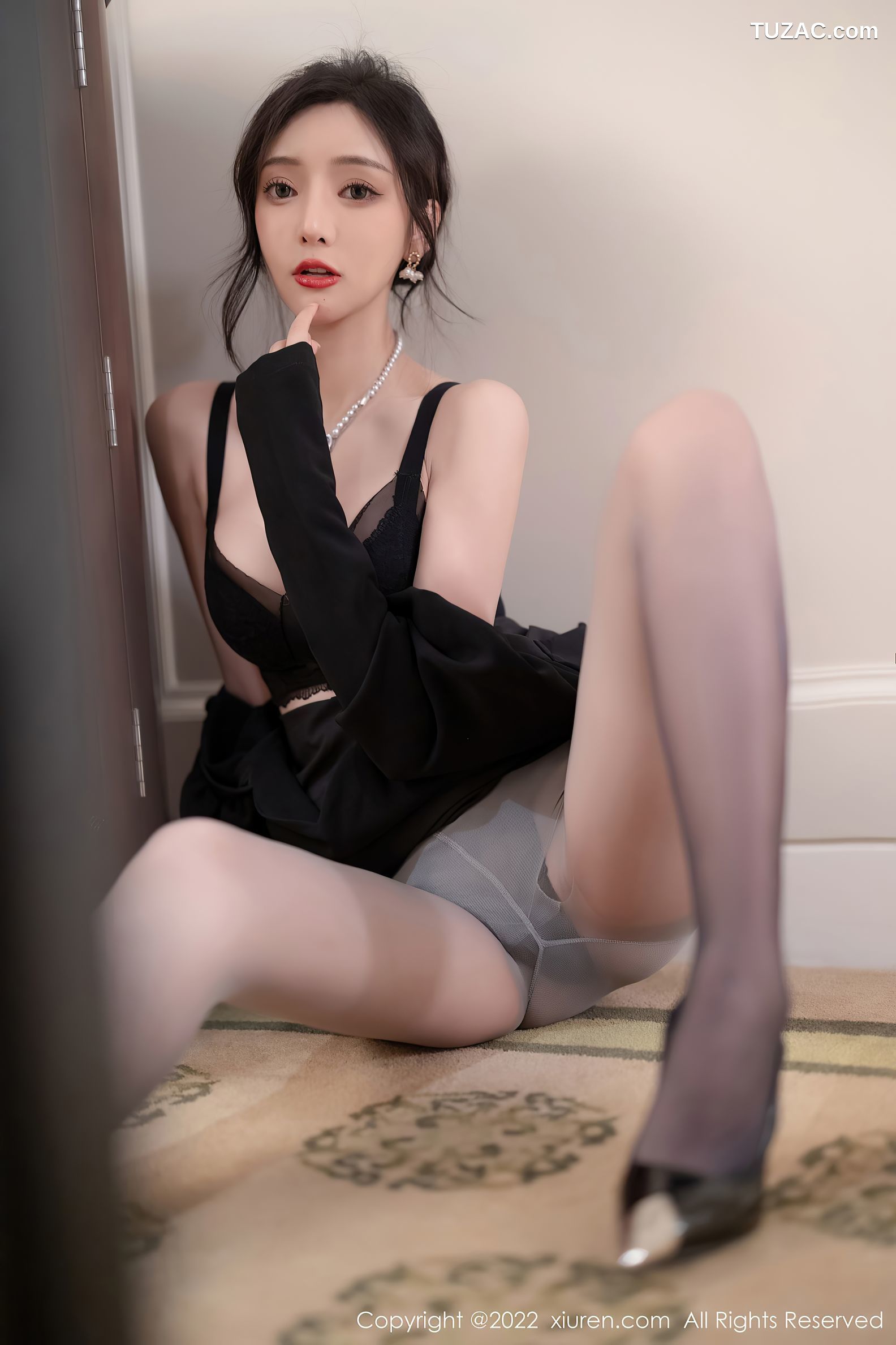 XiuRen-No.5251-王馨瑶-黑低胸短礼服搭黑丝