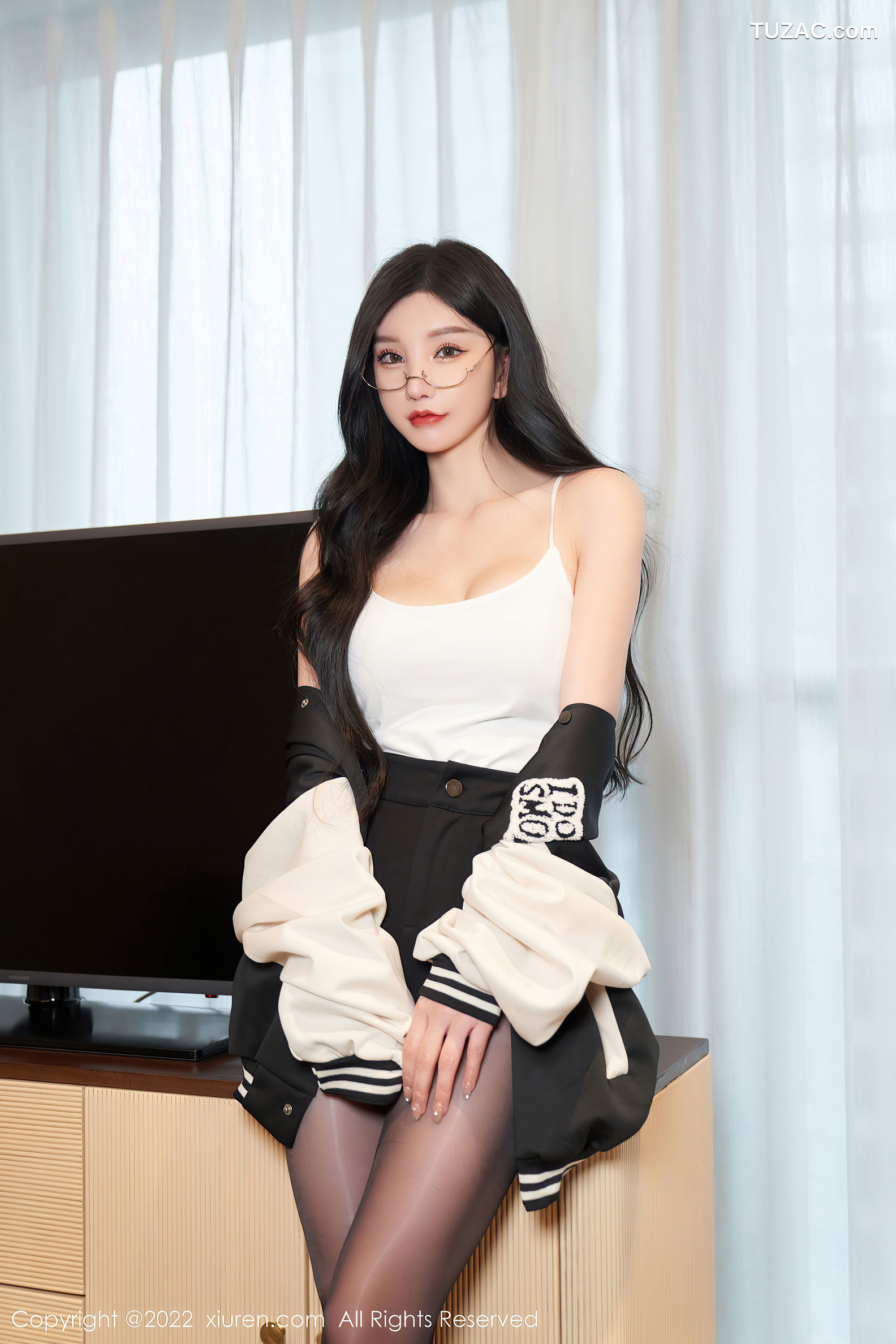 XiuRen-No.5253-周于希-黑白棒球服黑短裤黑丝
