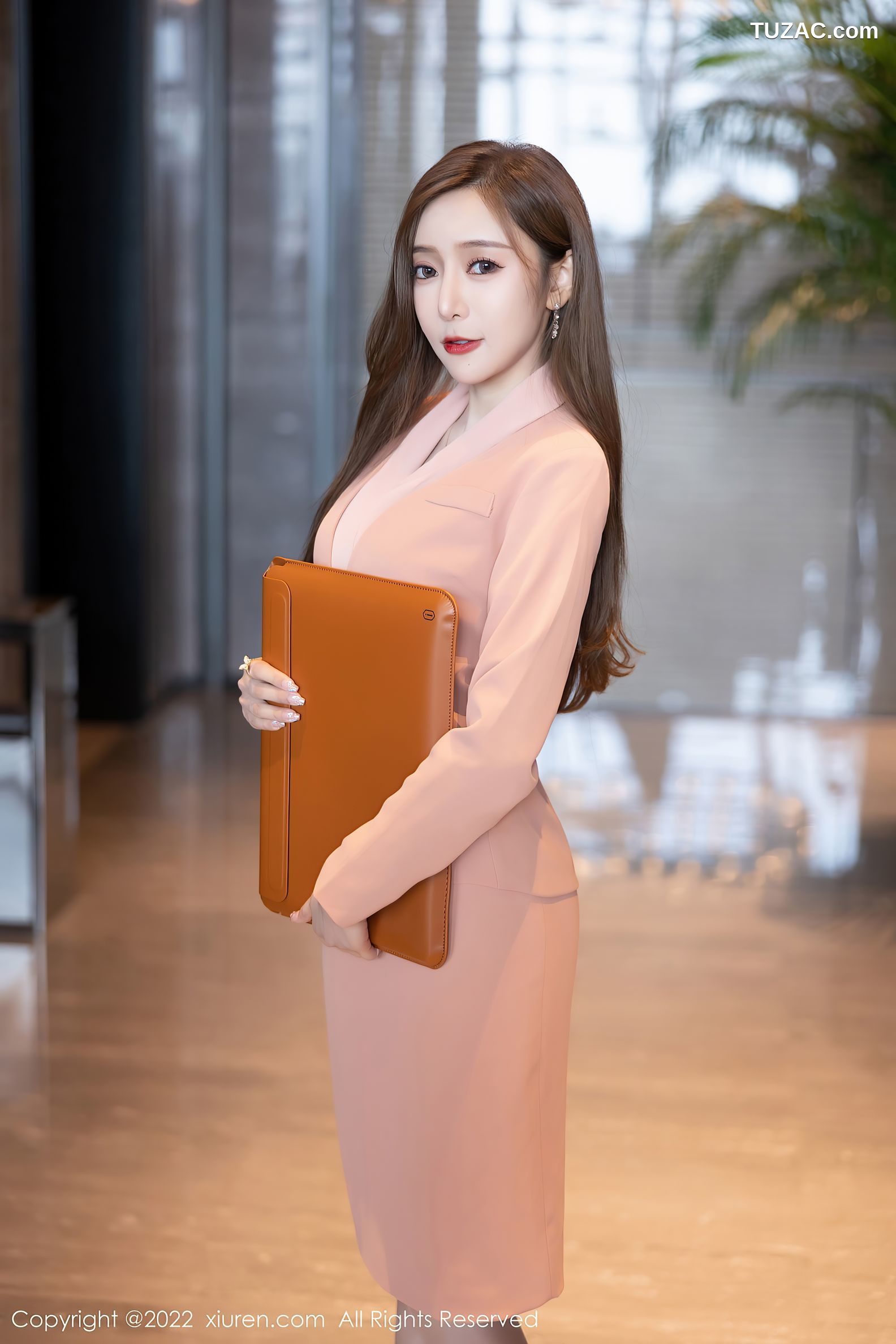 XiuRen-No.5257-王馨瑶-淡粉红职业装黑蕾丝肉丝