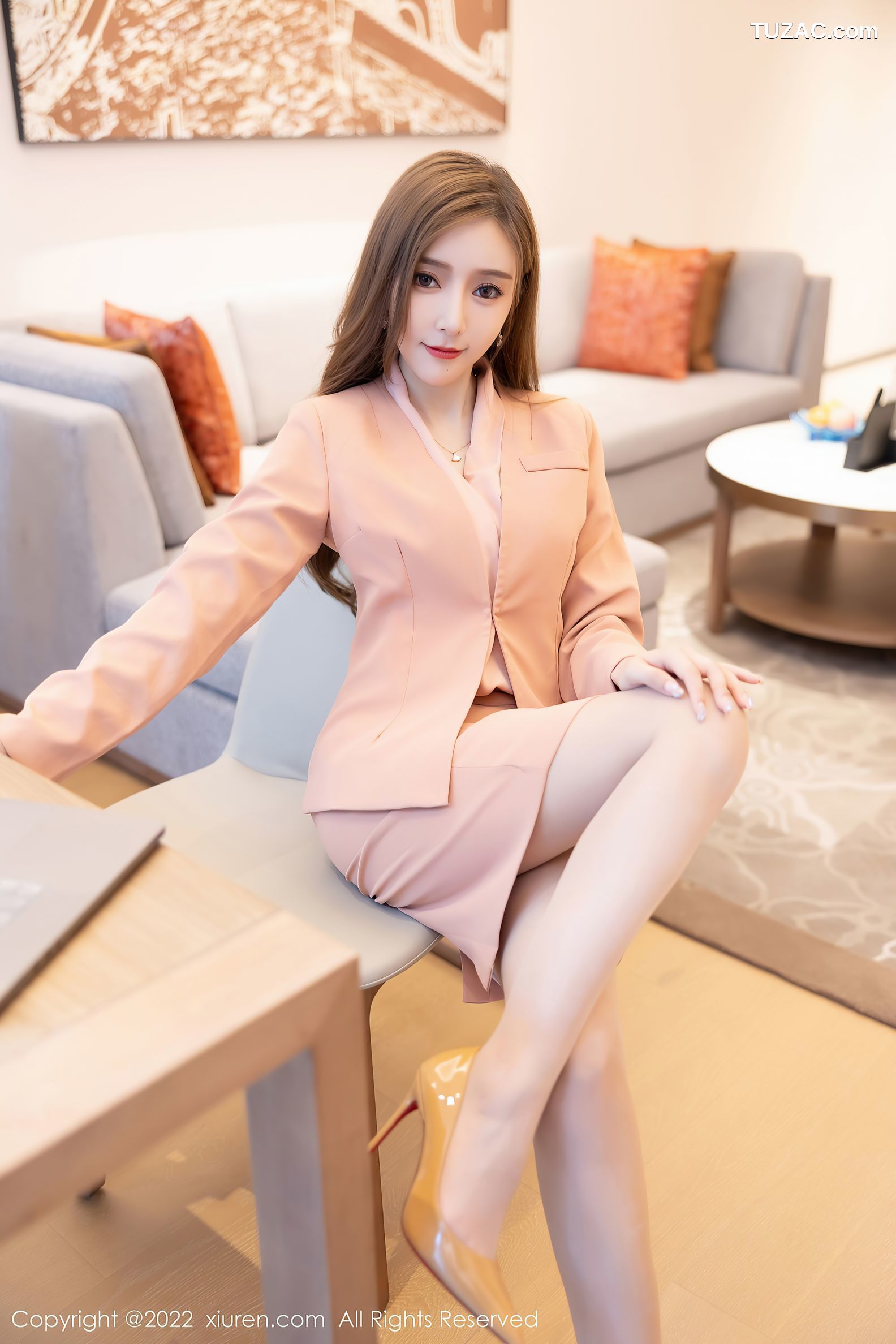 XiuRen-No.5257-王馨瑶-淡粉红职业装黑蕾丝肉丝