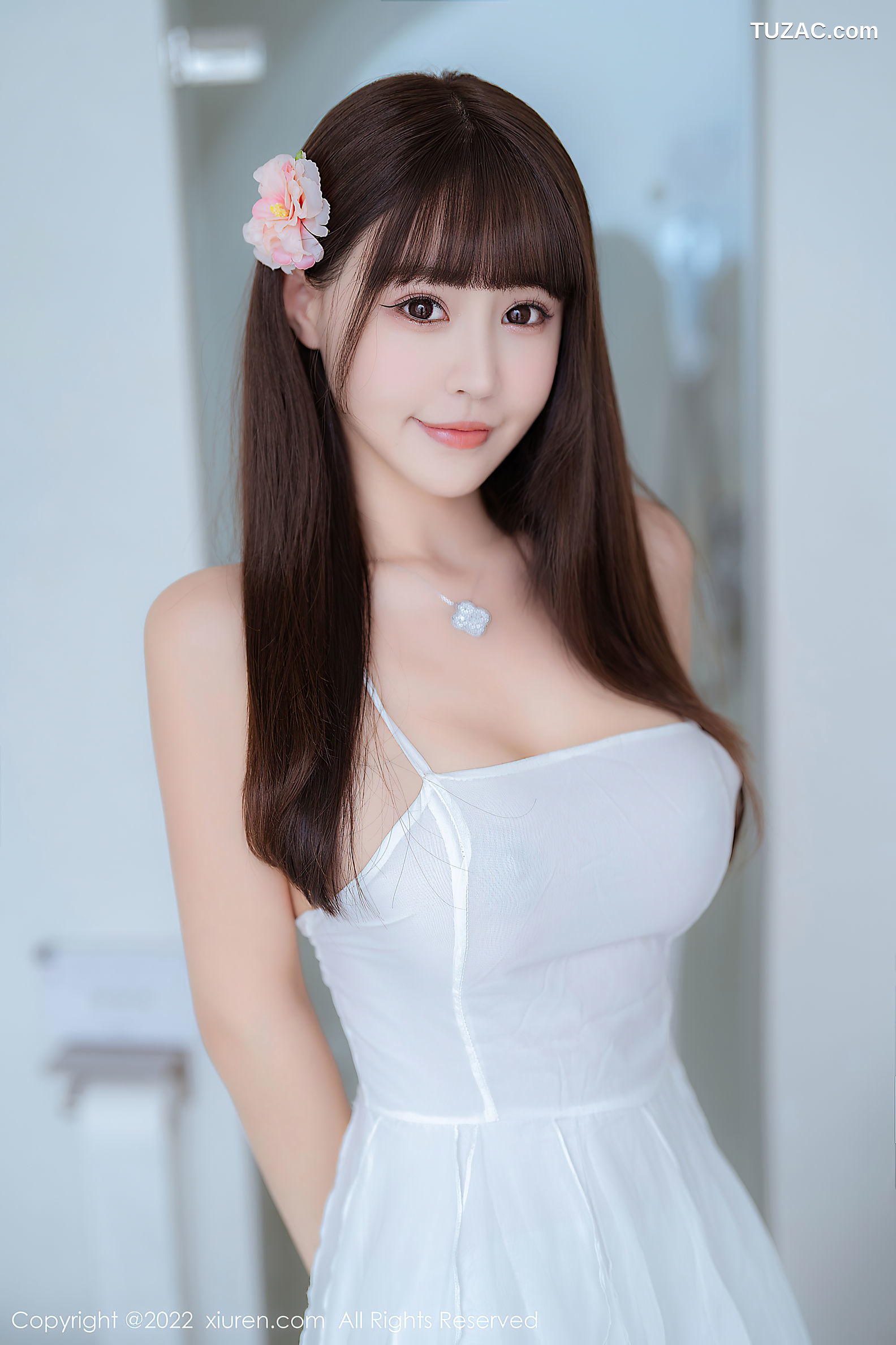 XiuRen-No.5261-朱可儿Flora-白色露肩吊带长裙搭配白色丝袜