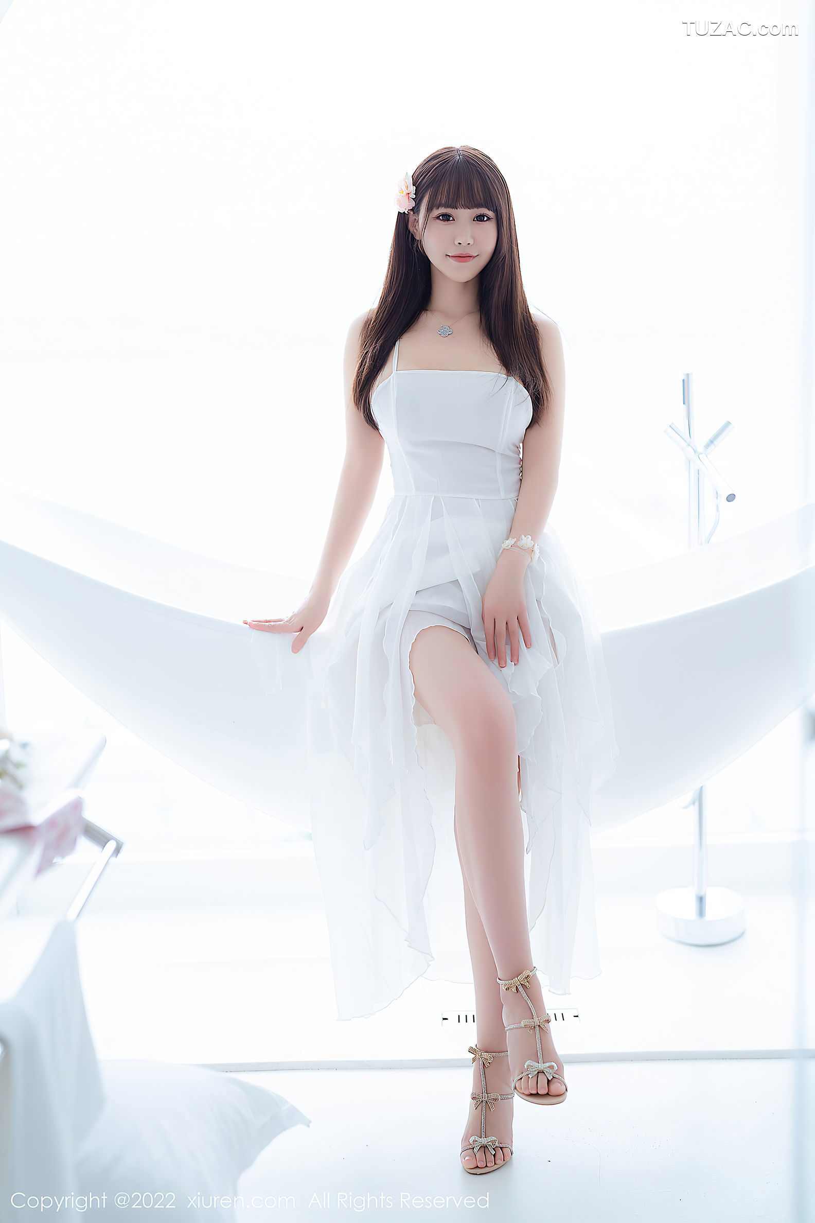 XiuRen-No.5261-朱可儿Flora-白色露肩吊带长裙搭配白色丝袜