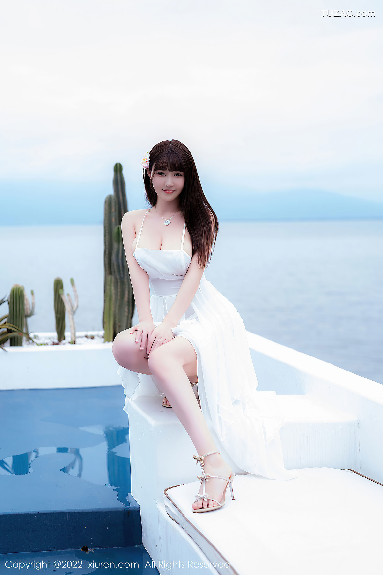 XiuRen-No.5261-朱可儿Flora-白色露肩吊带长裙搭配白色丝袜