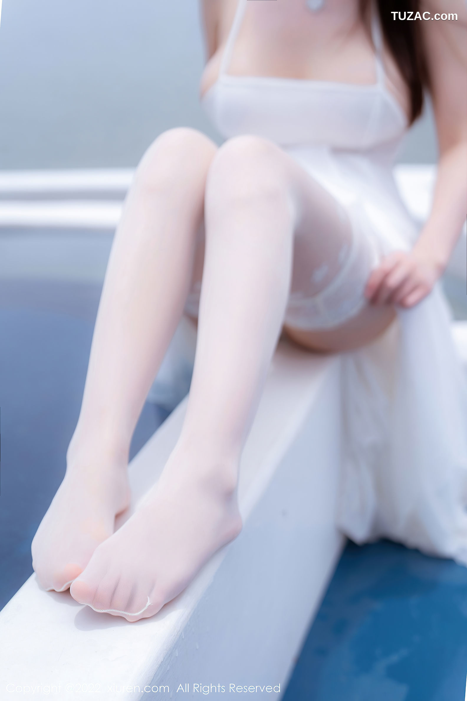 XiuRen-No.5261-朱可儿Flora-白色露肩吊带长裙搭配白色丝袜