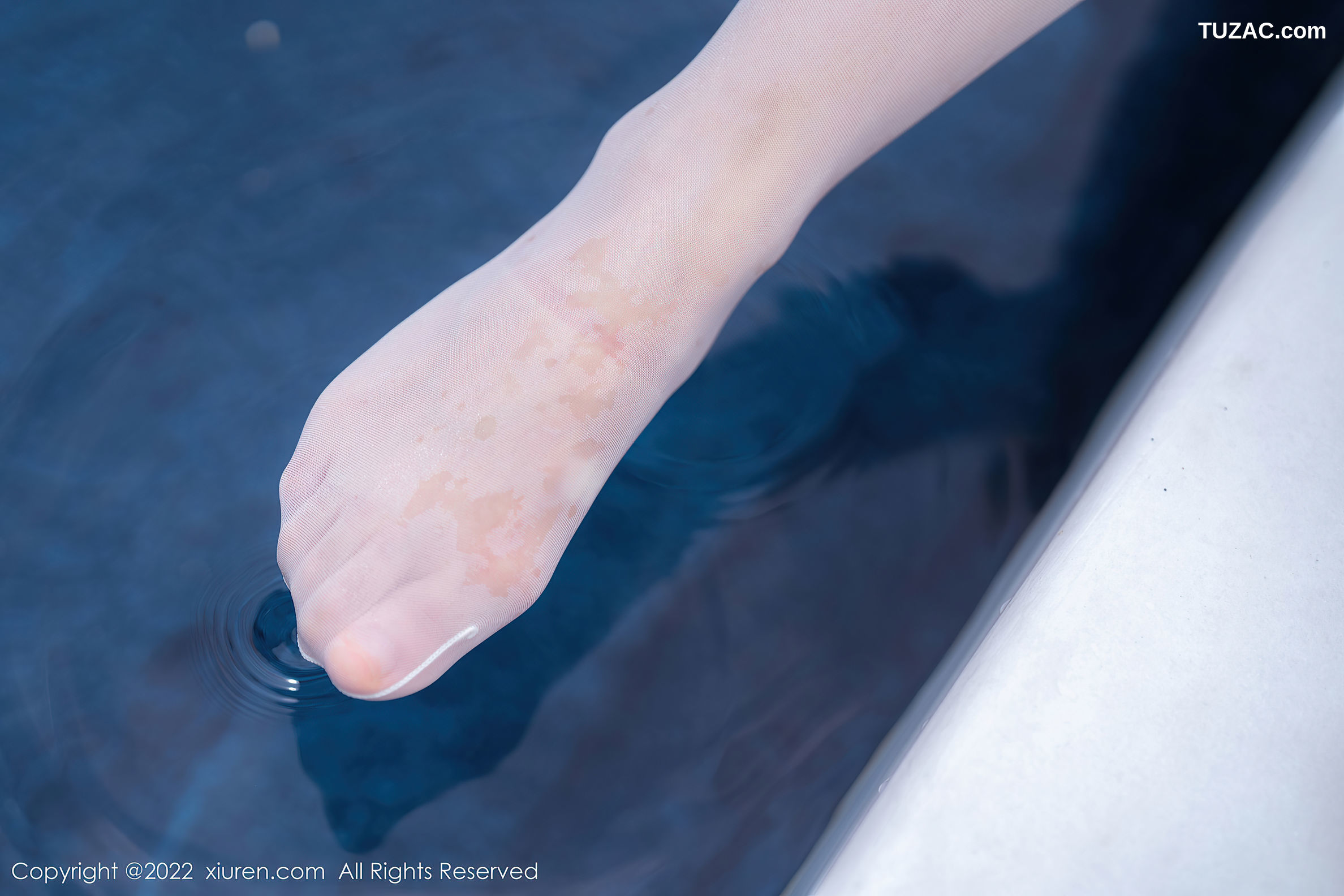 XiuRen-No.5261-朱可儿Flora-白色露肩吊带长裙搭配白色丝袜