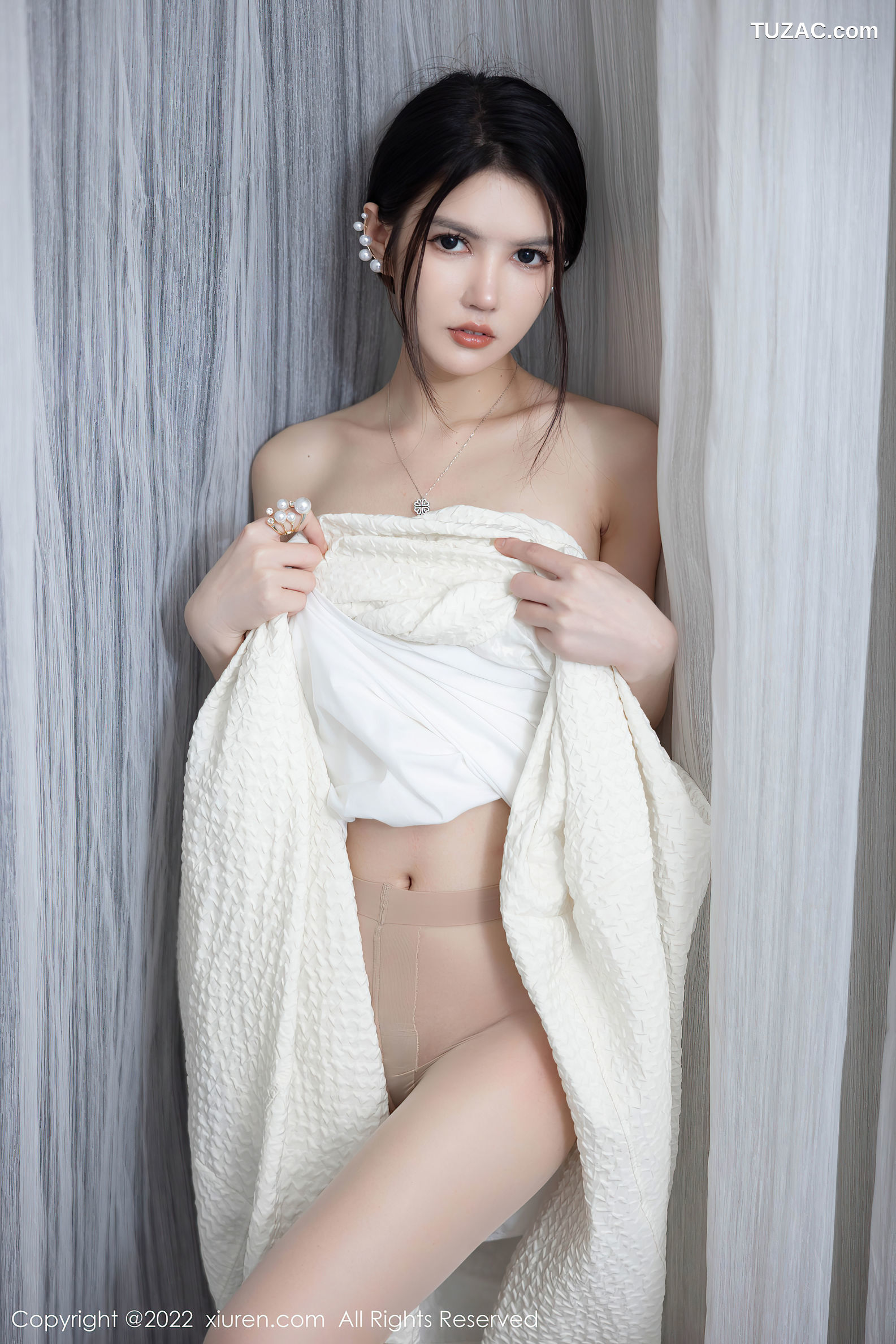 XiuRen-No.5268-媛媛酱-白低胸露肩长裙肉丝