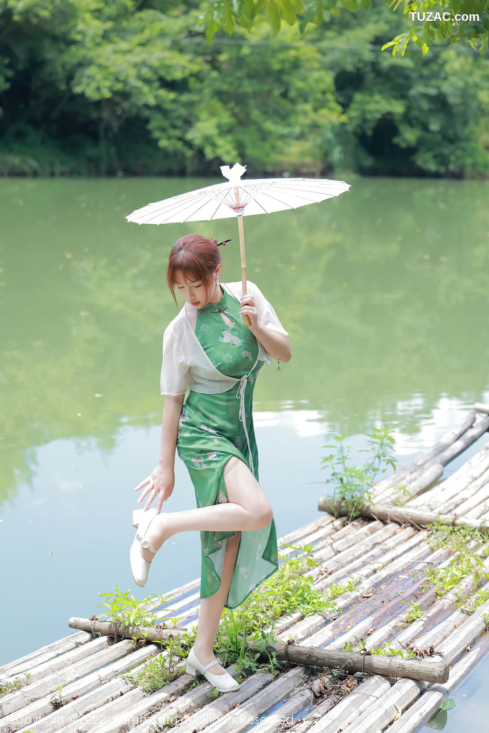 XiuRen-No.5276-养乐多-绿旗袍肉丝湖景