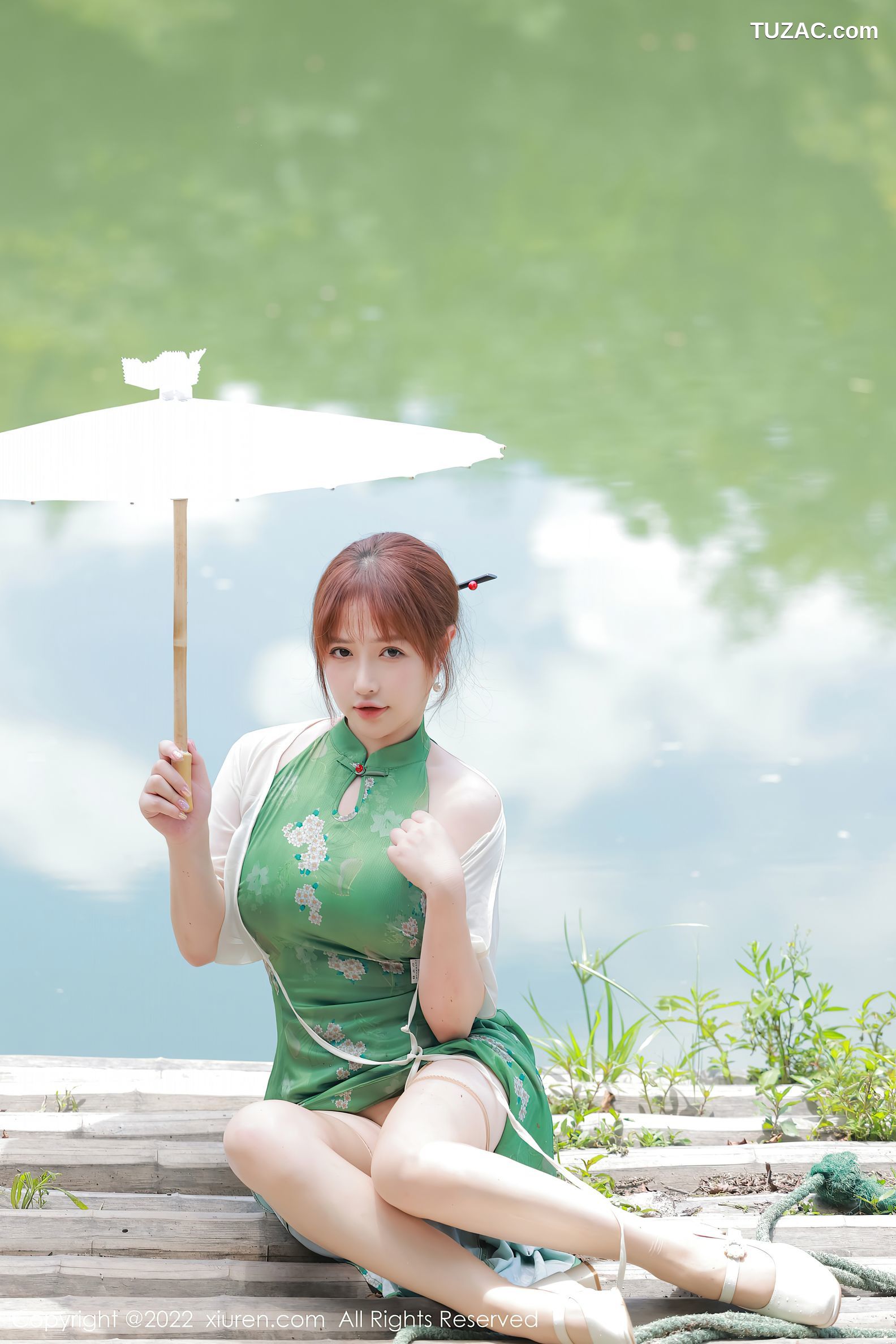 XiuRen-No.5276-养乐多-绿旗袍肉丝湖景