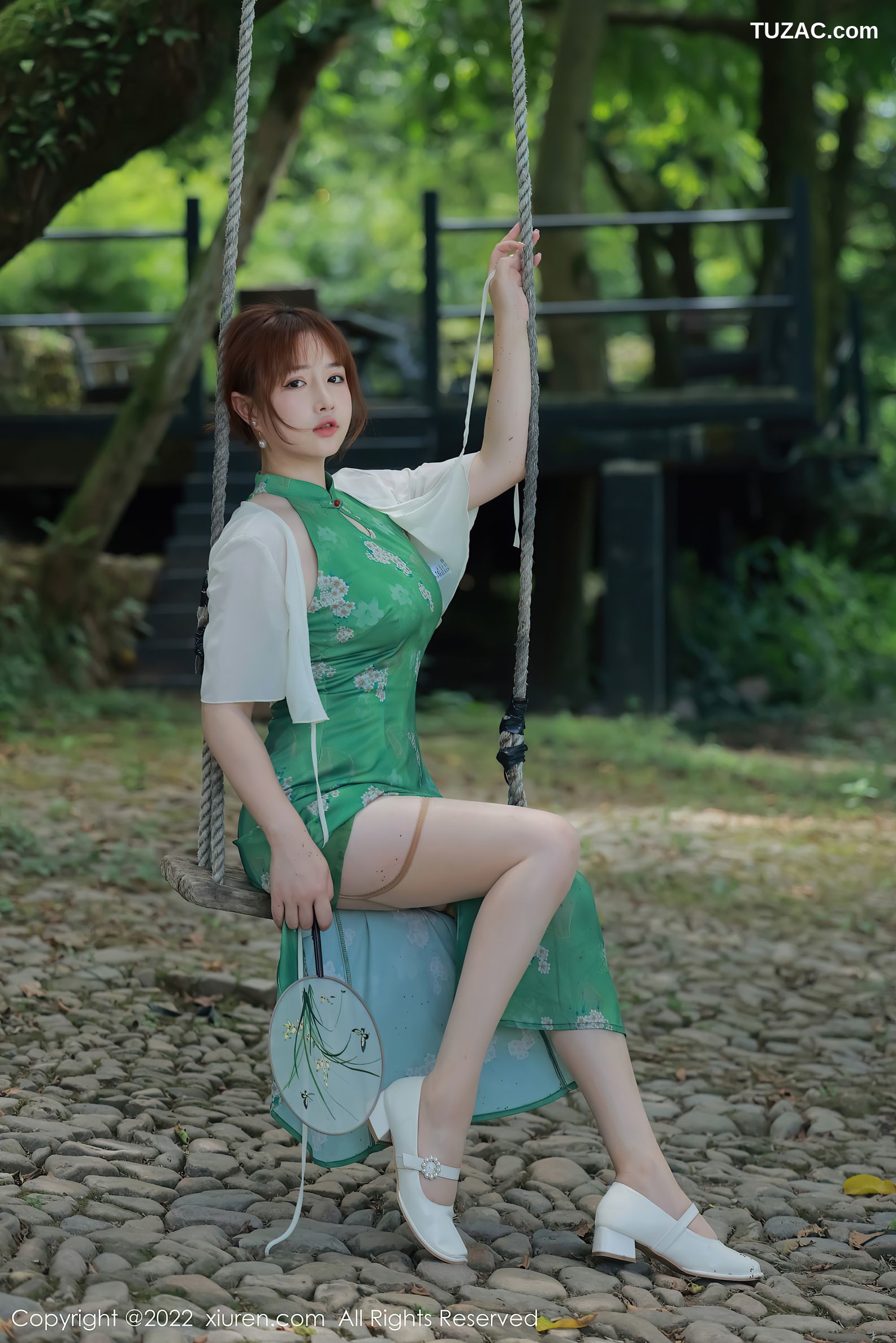 XiuRen-No.5276-养乐多-绿旗袍肉丝湖景