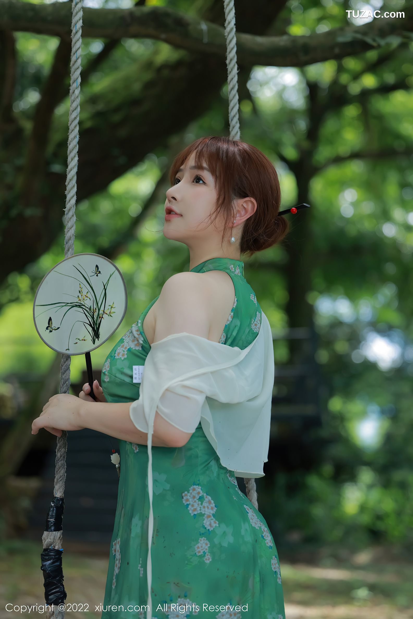 XiuRen-No.5276-养乐多-绿旗袍肉丝湖景