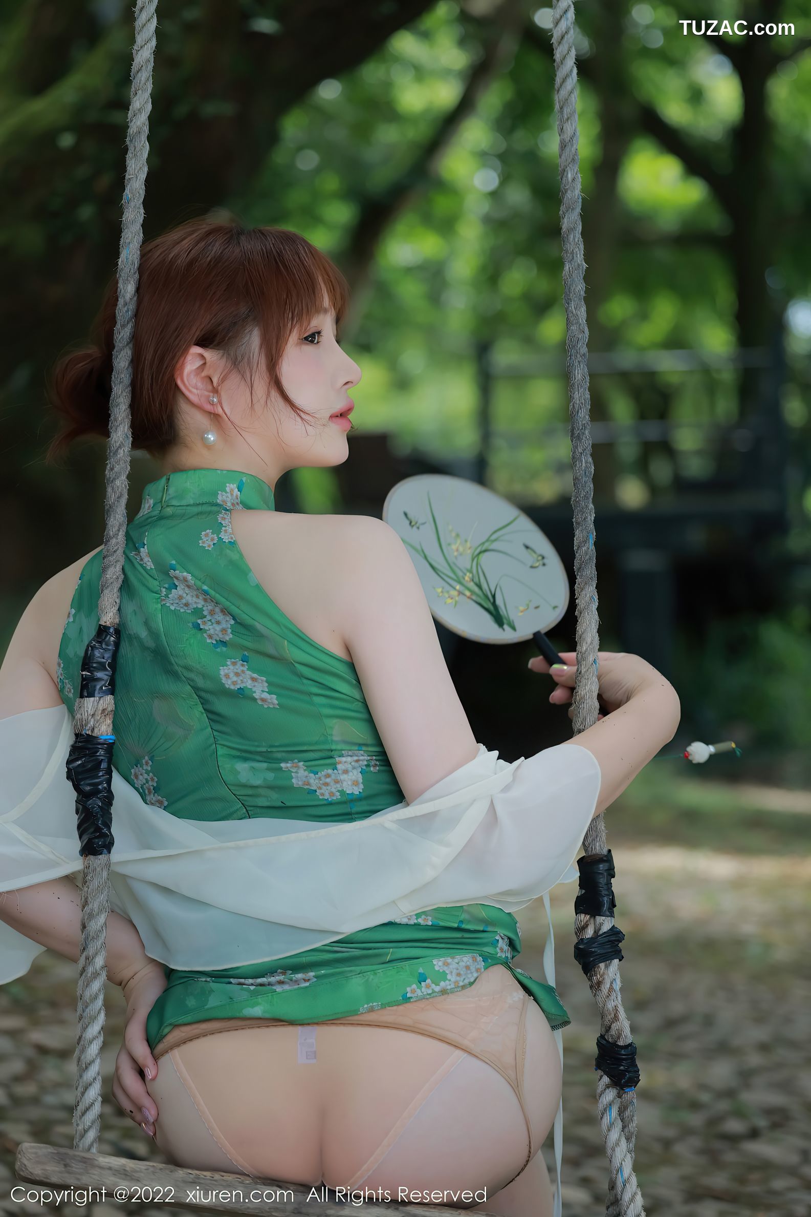 XiuRen-No.5276-养乐多-绿旗袍肉丝湖景