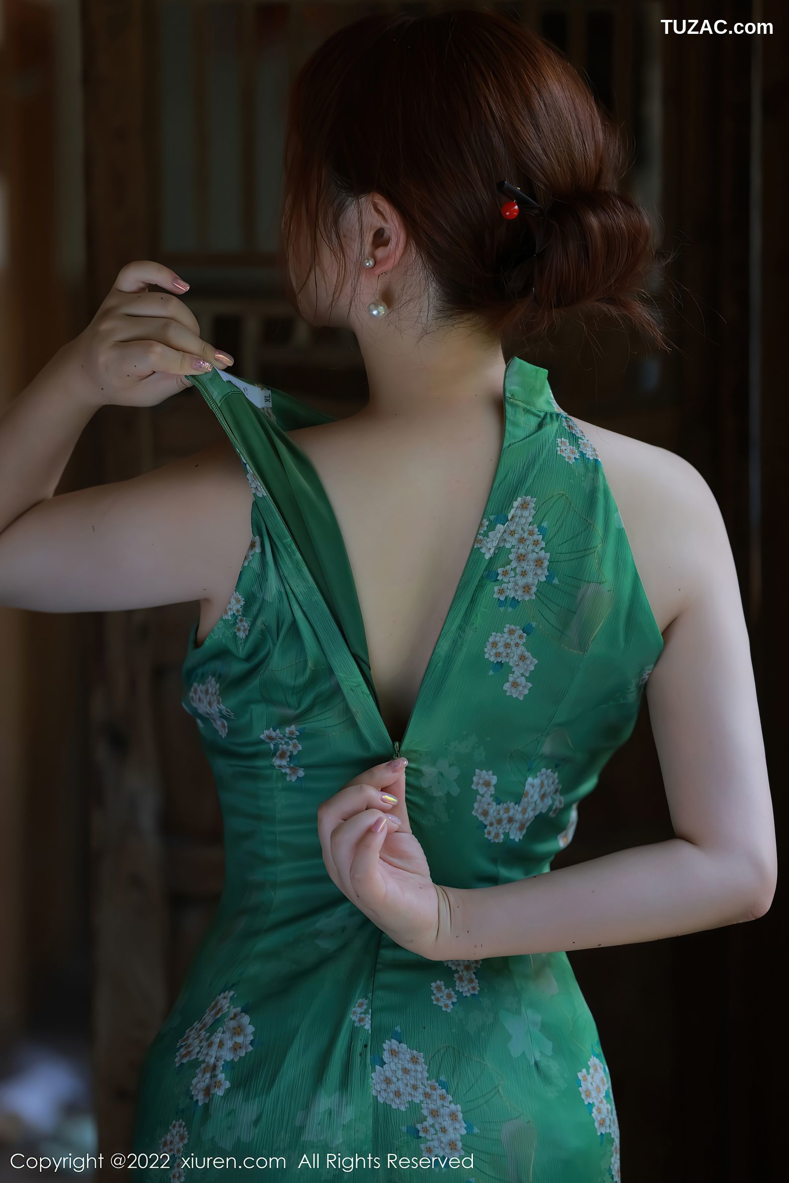 XiuRen-No.5276-养乐多-绿旗袍肉丝湖景