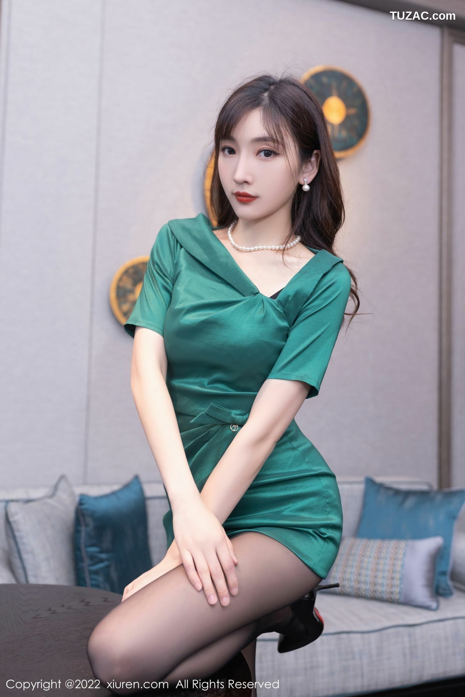 XiuRen-No.5278-陆萱萱-绿色礼裙黑蕾丝内衣黑丝