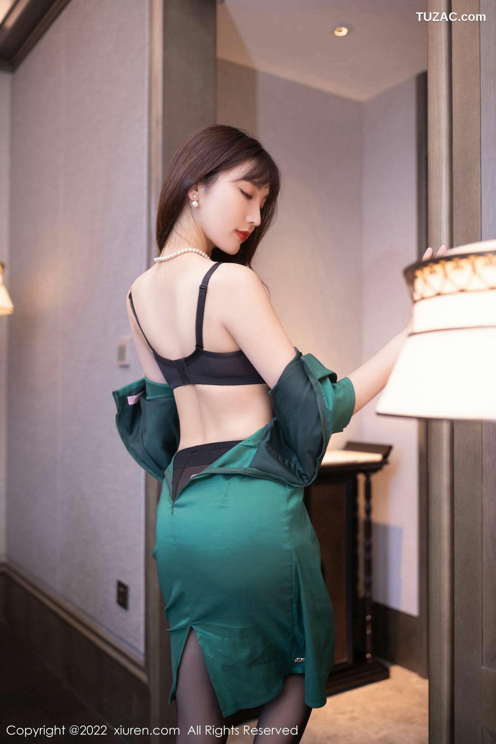 XiuRen-No.5278-陆萱萱-绿色礼裙黑蕾丝内衣黑丝