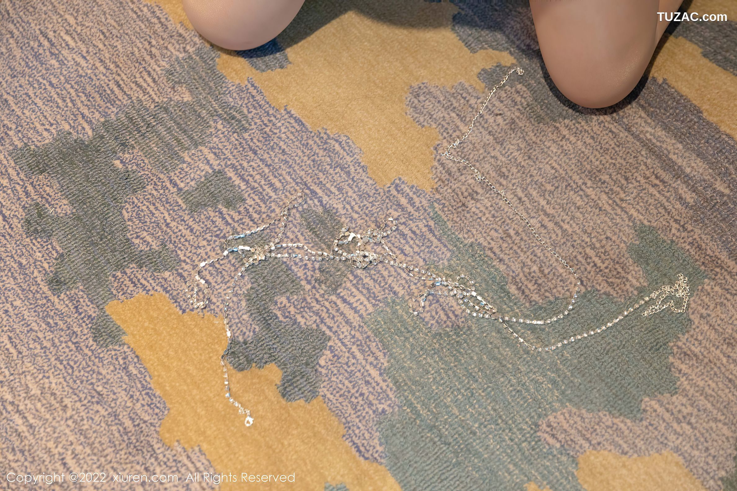 XiuRen-No.5292-小海臀Rena-鹅黄露背短裙套装