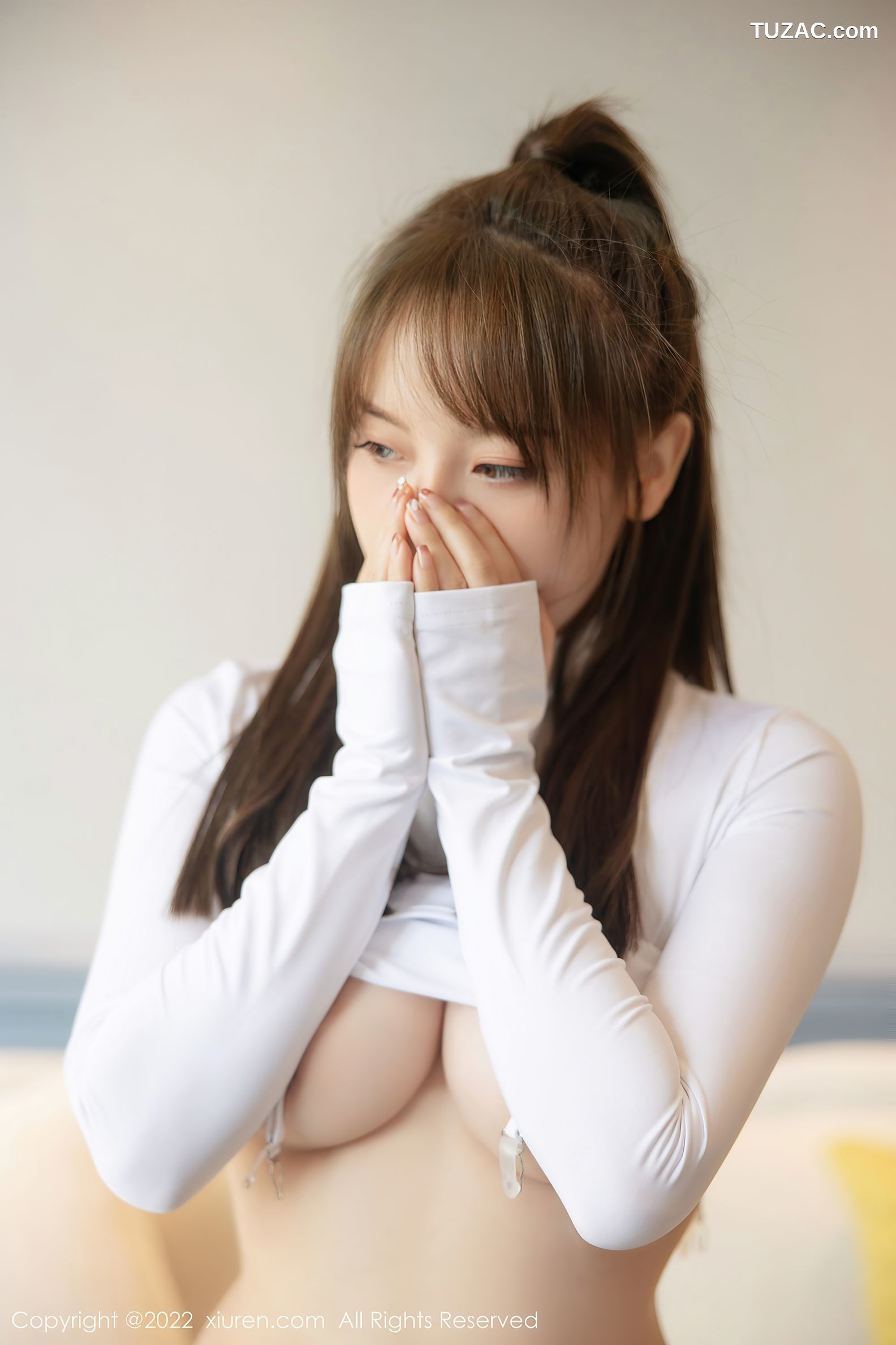 XiuRen-No.5304-豆瓣酱-白衣吊带袜