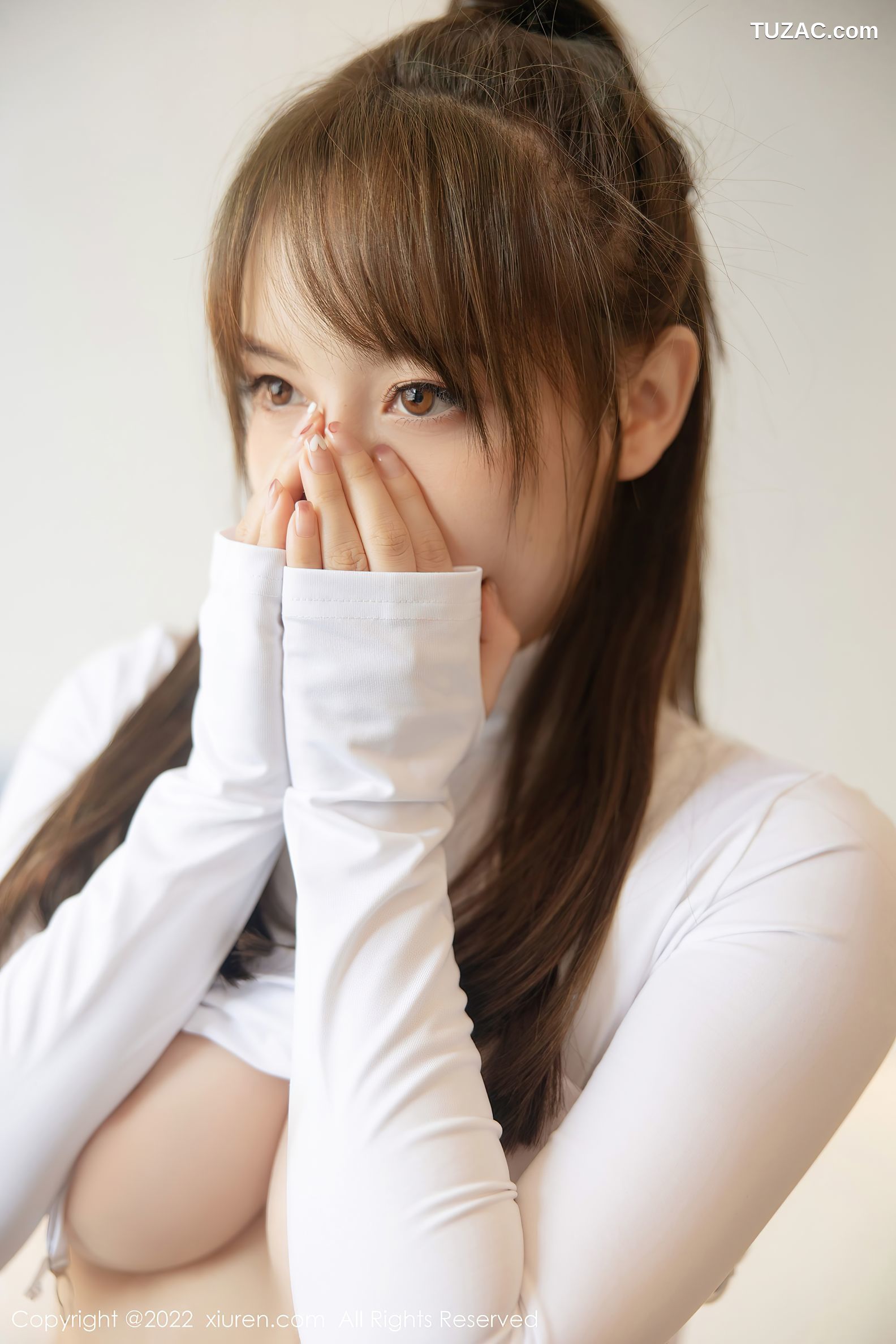 XiuRen-No.5304-豆瓣酱-白衣吊带袜