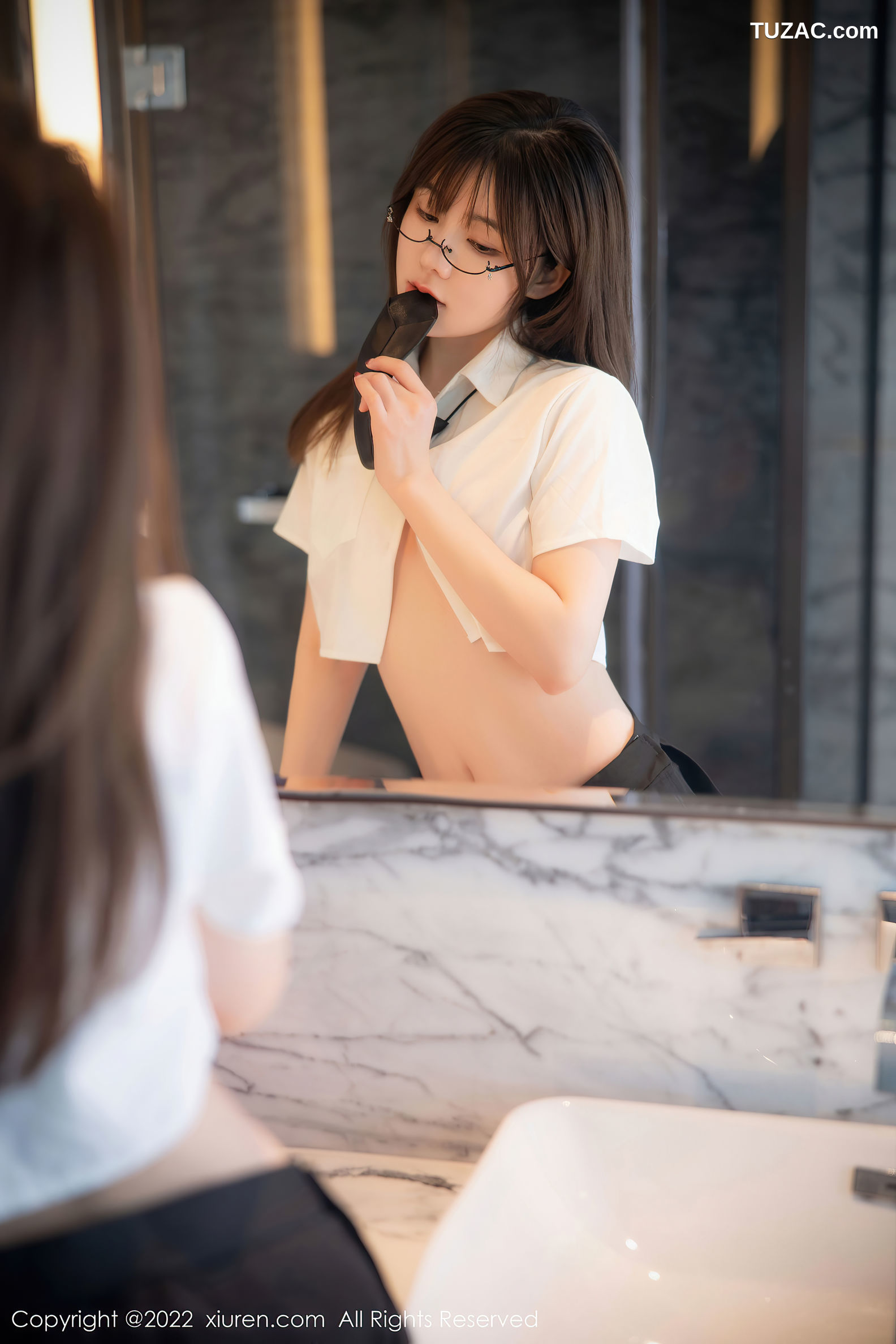 XiuRen-No.5365-婠婠么-学生白衫黑短裙黑丝袜