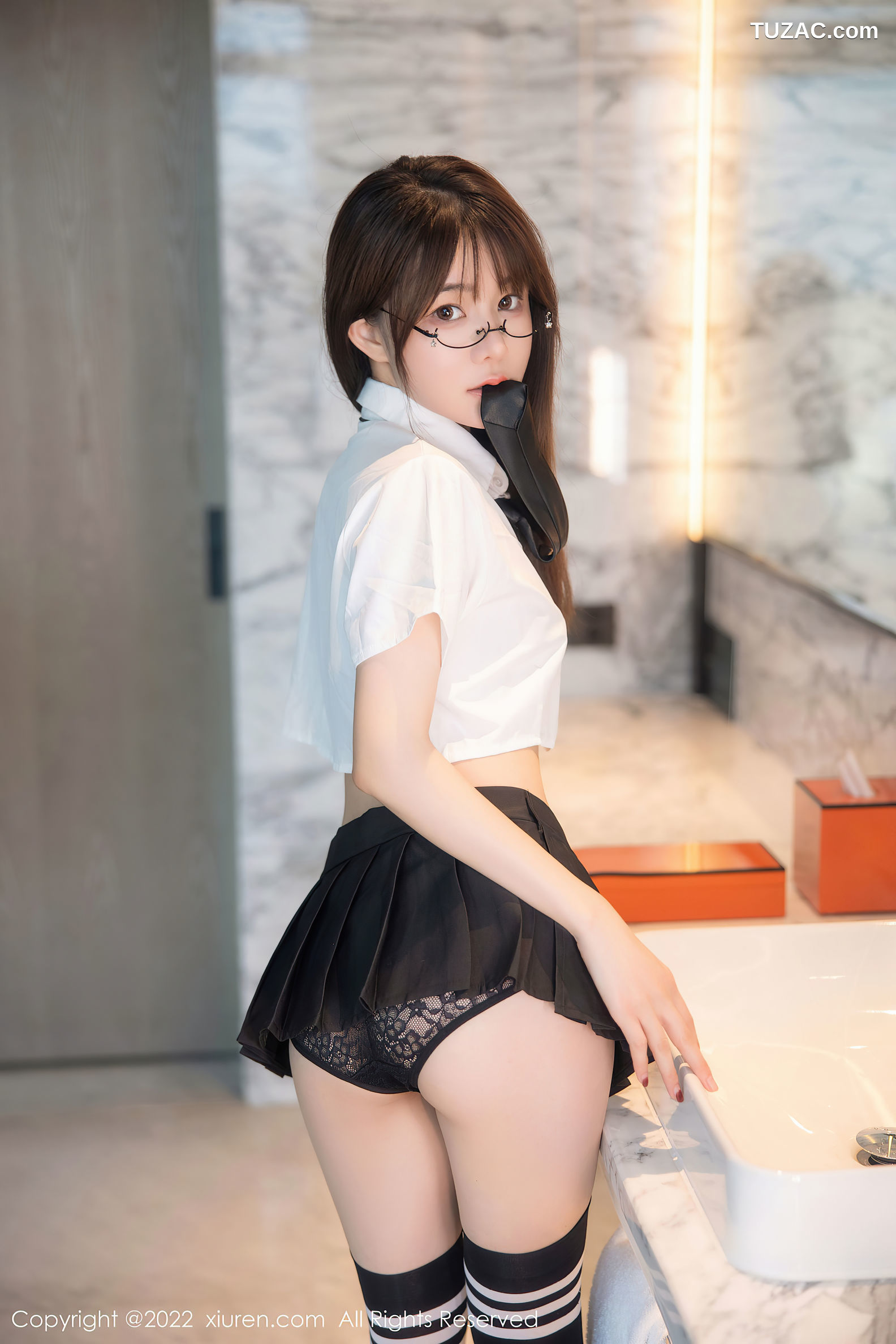 XiuRen-No.5365-婠婠么-学生白衫黑短裙黑丝袜