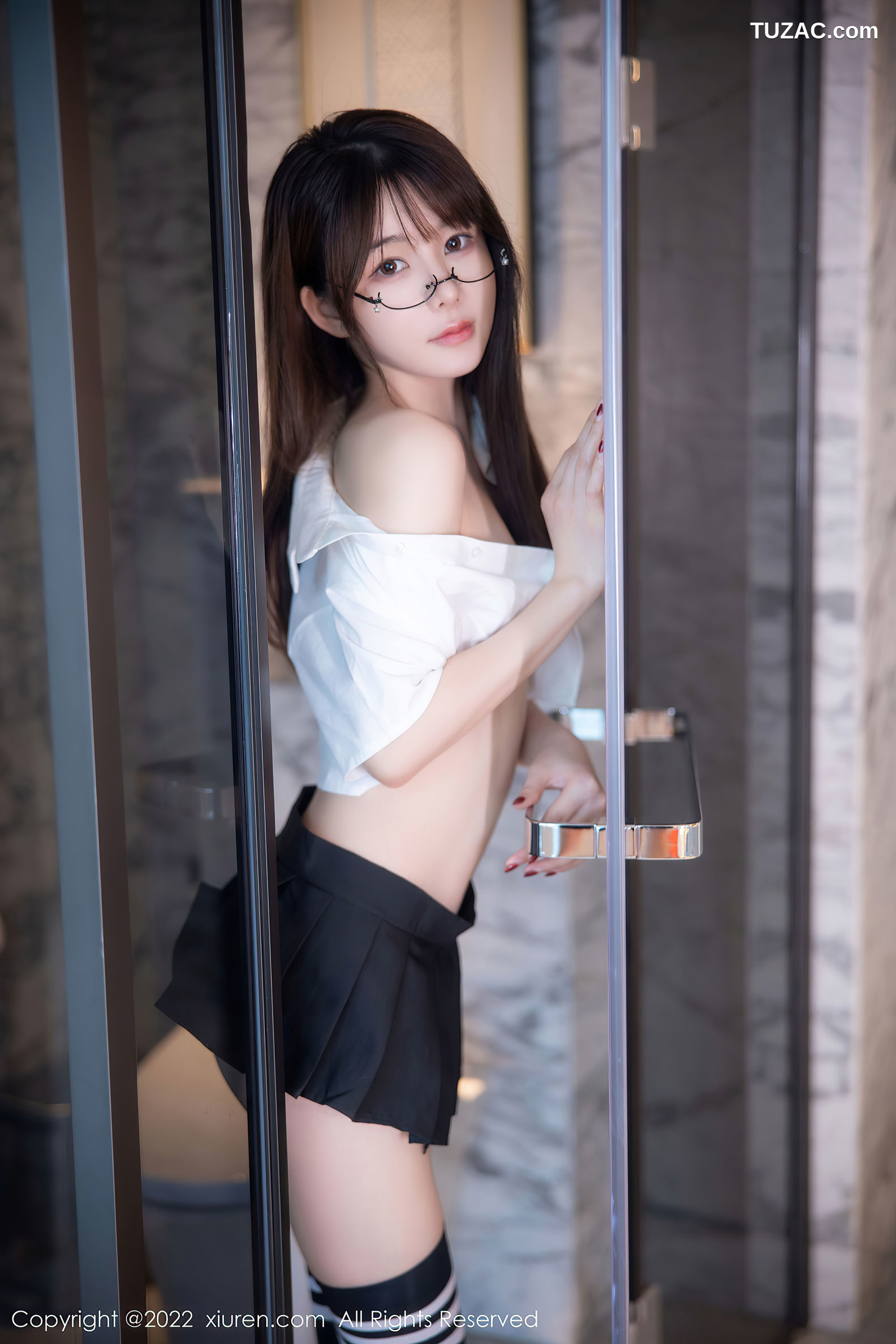 XiuRen-No.5365-婠婠么-学生白衫黑短裙黑丝袜