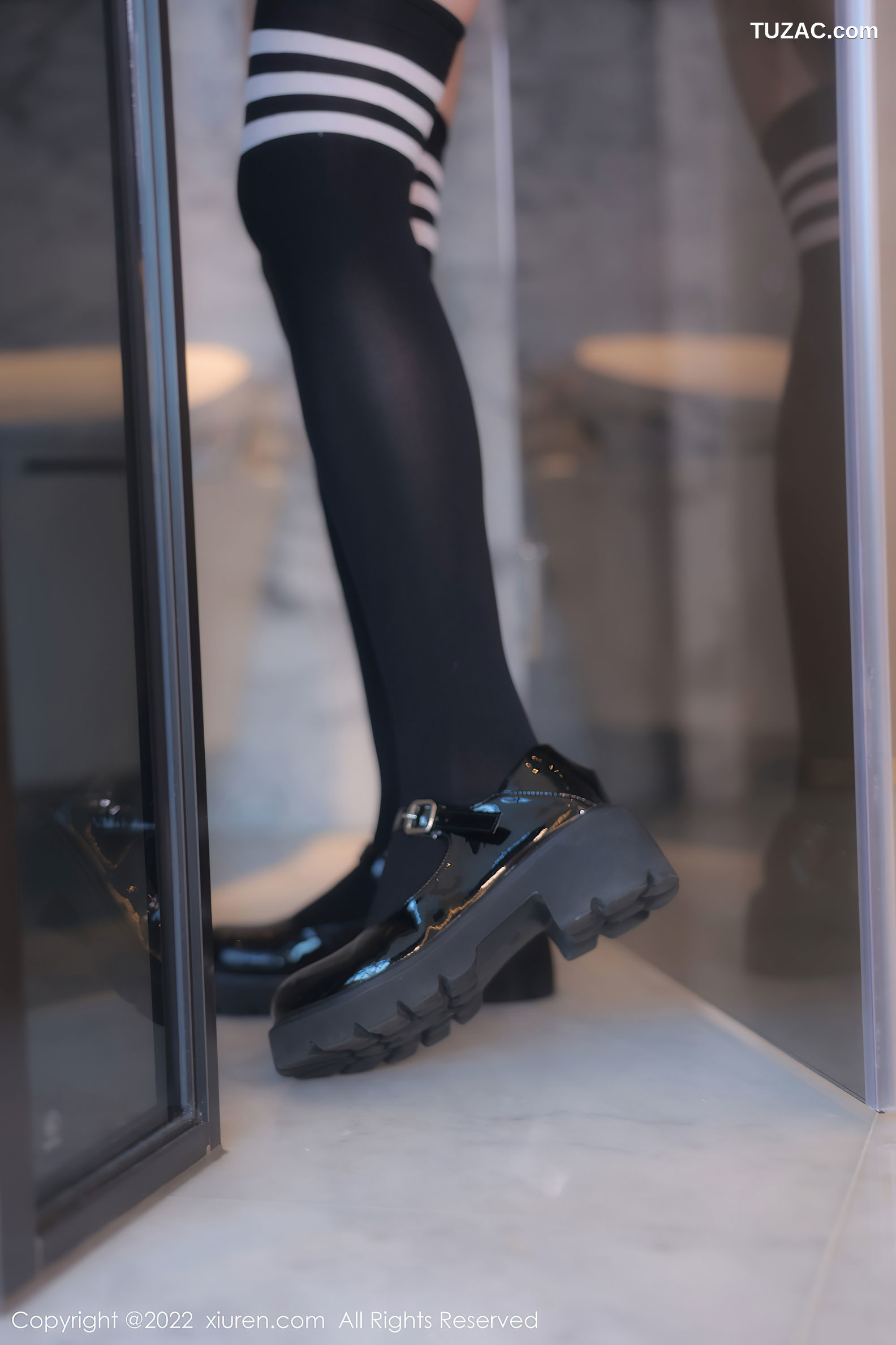 XiuRen-No.5365-婠婠么-学生白衫黑短裙黑丝袜