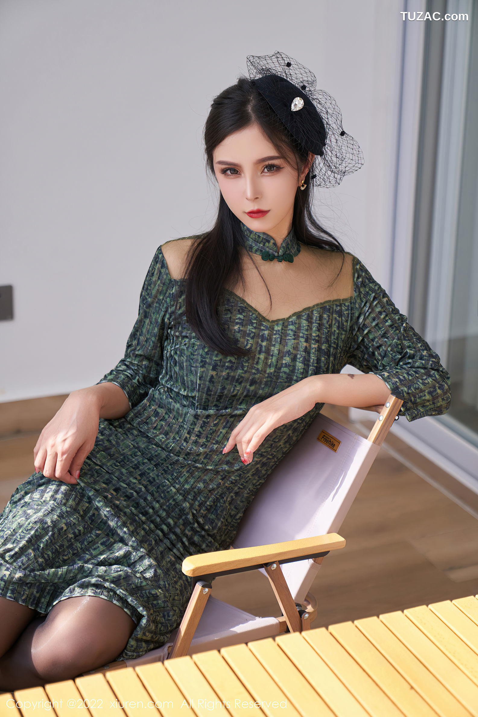 XiuRen-No.5373-小蛮妖-暗绿格长裙黑内黑丝