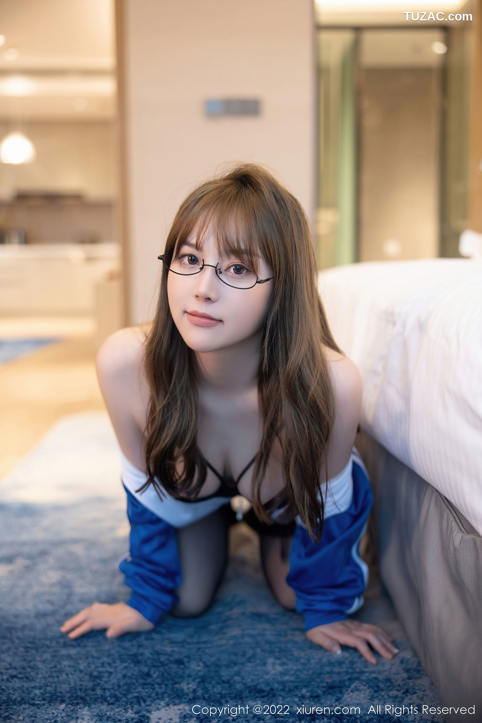 XiuRen-No.5377-豆瓣酱-蓝白运动服黑内吊带袜