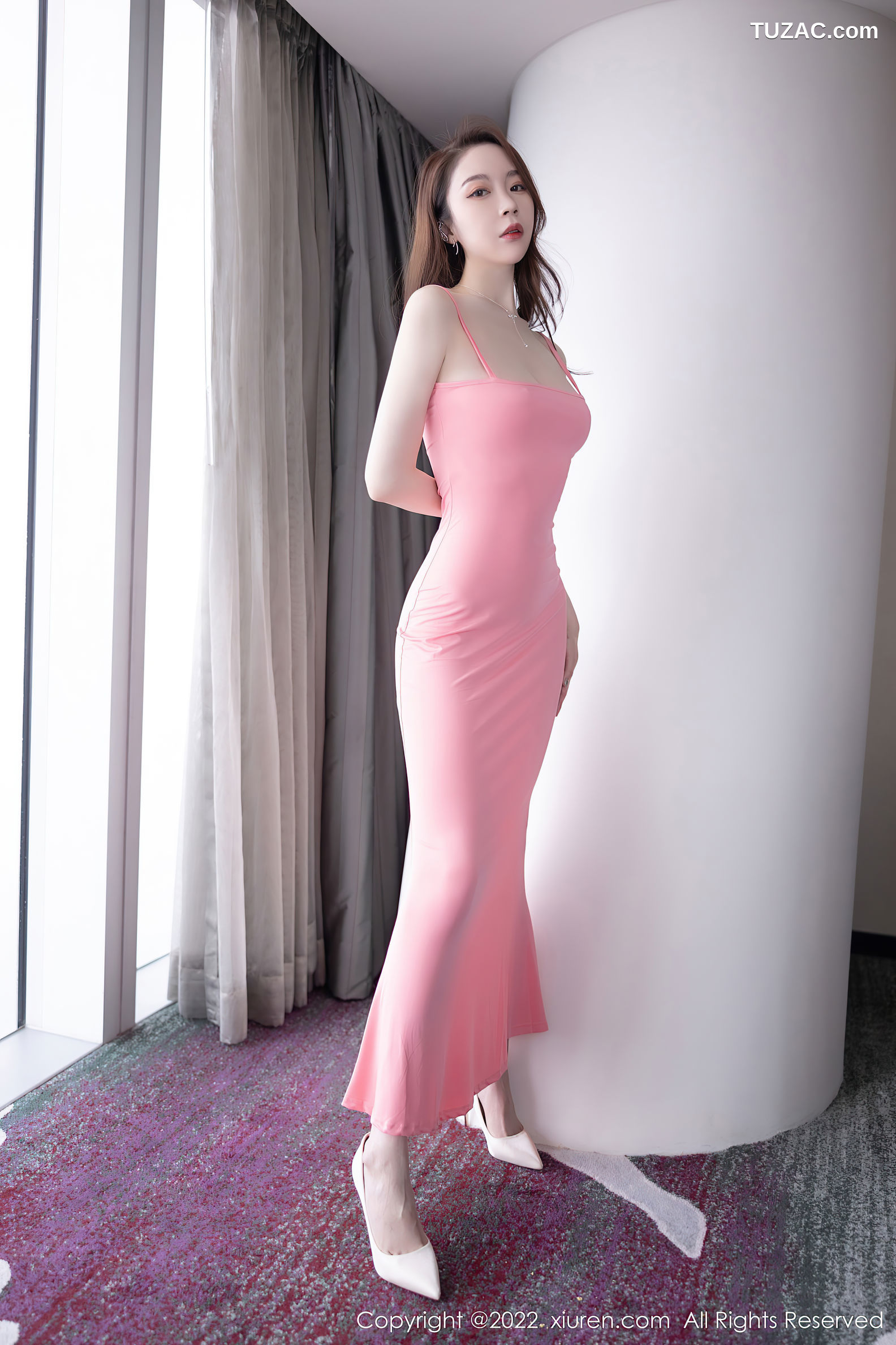 XiuRen-No.5379-梦心玥-粉吊带紧身长裙真空