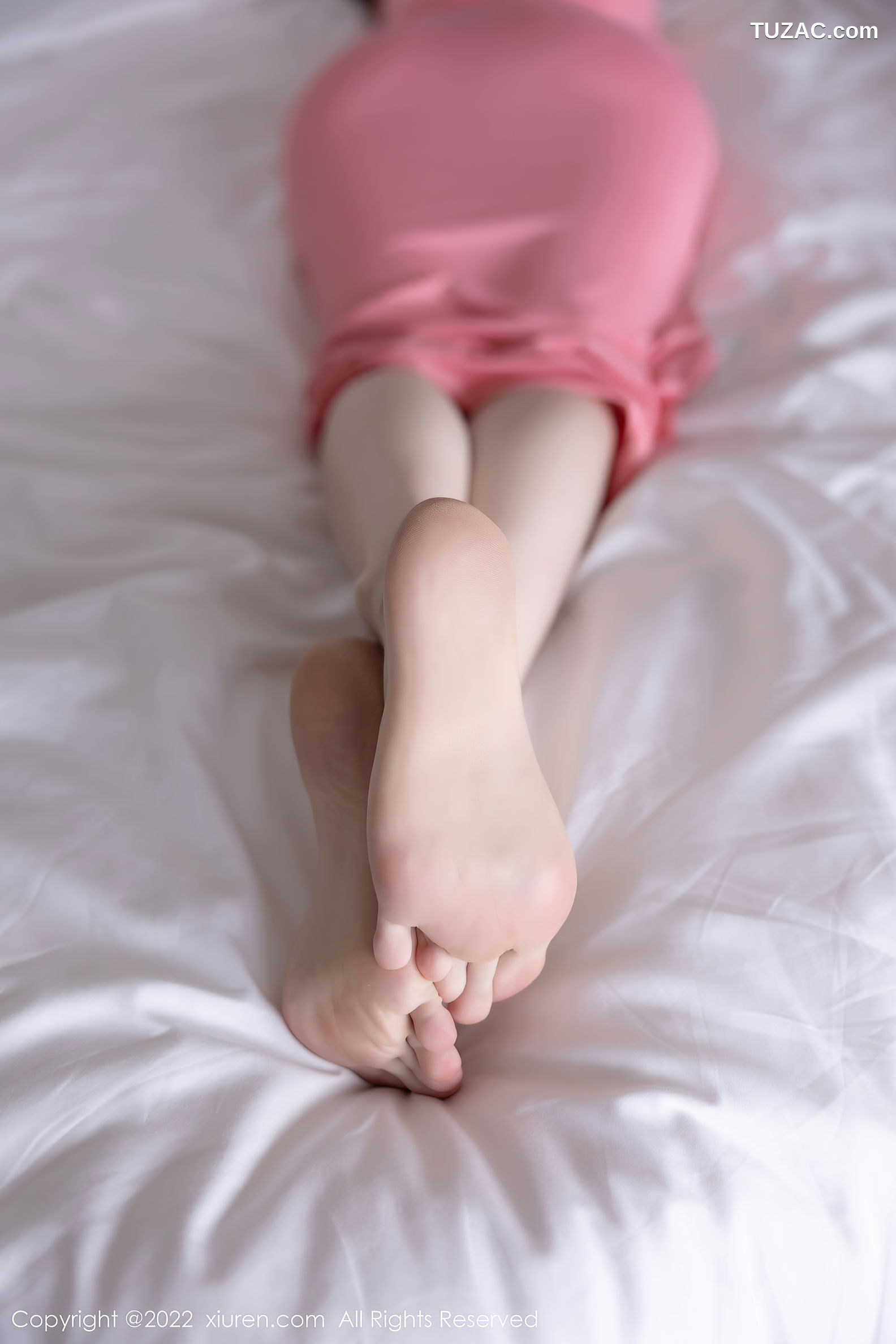 XiuRen-No.5379-梦心玥-粉吊带紧身长裙真空