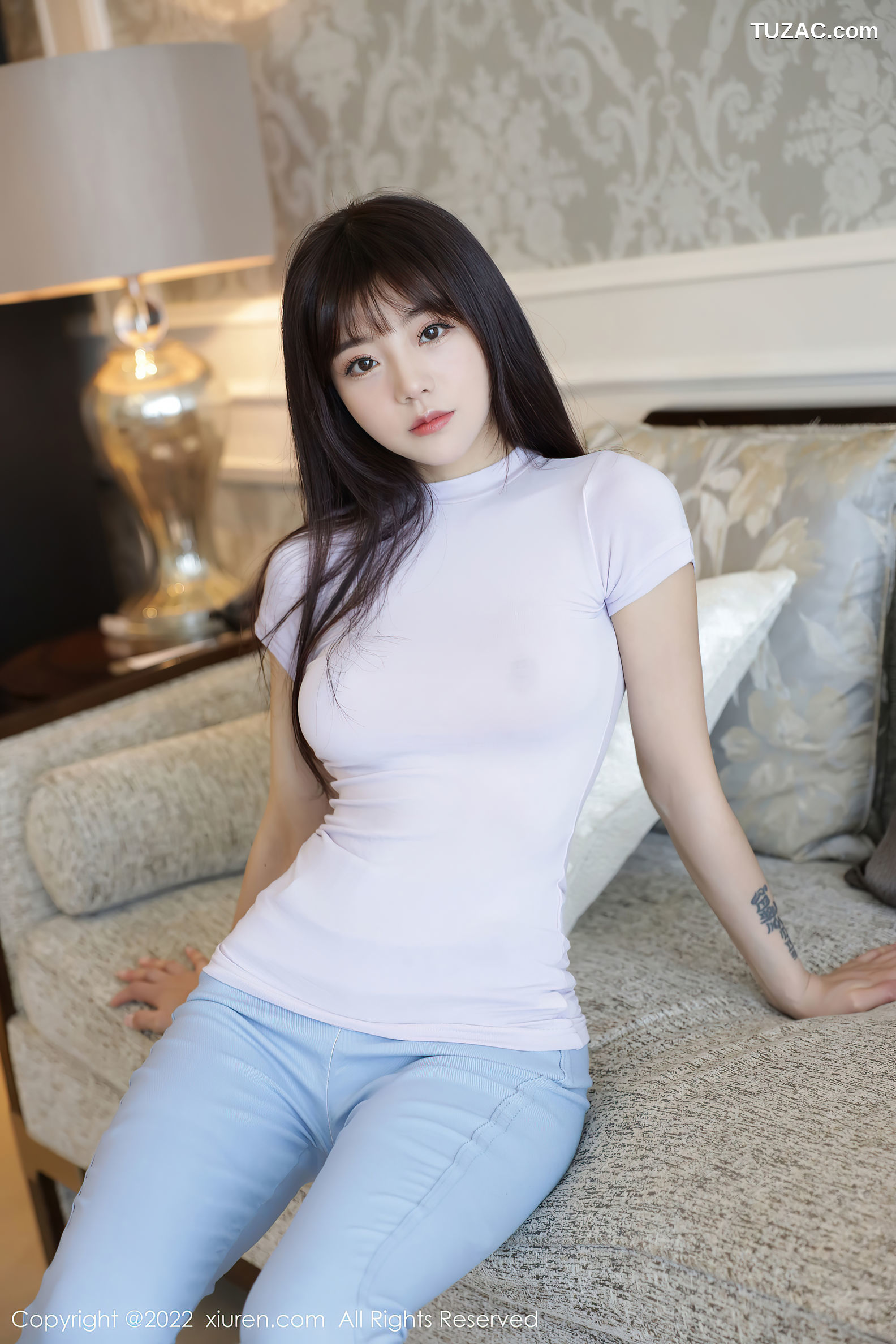 XiuRen-No.5384-佘贝拉-白紧身T牛仔裤黑丝