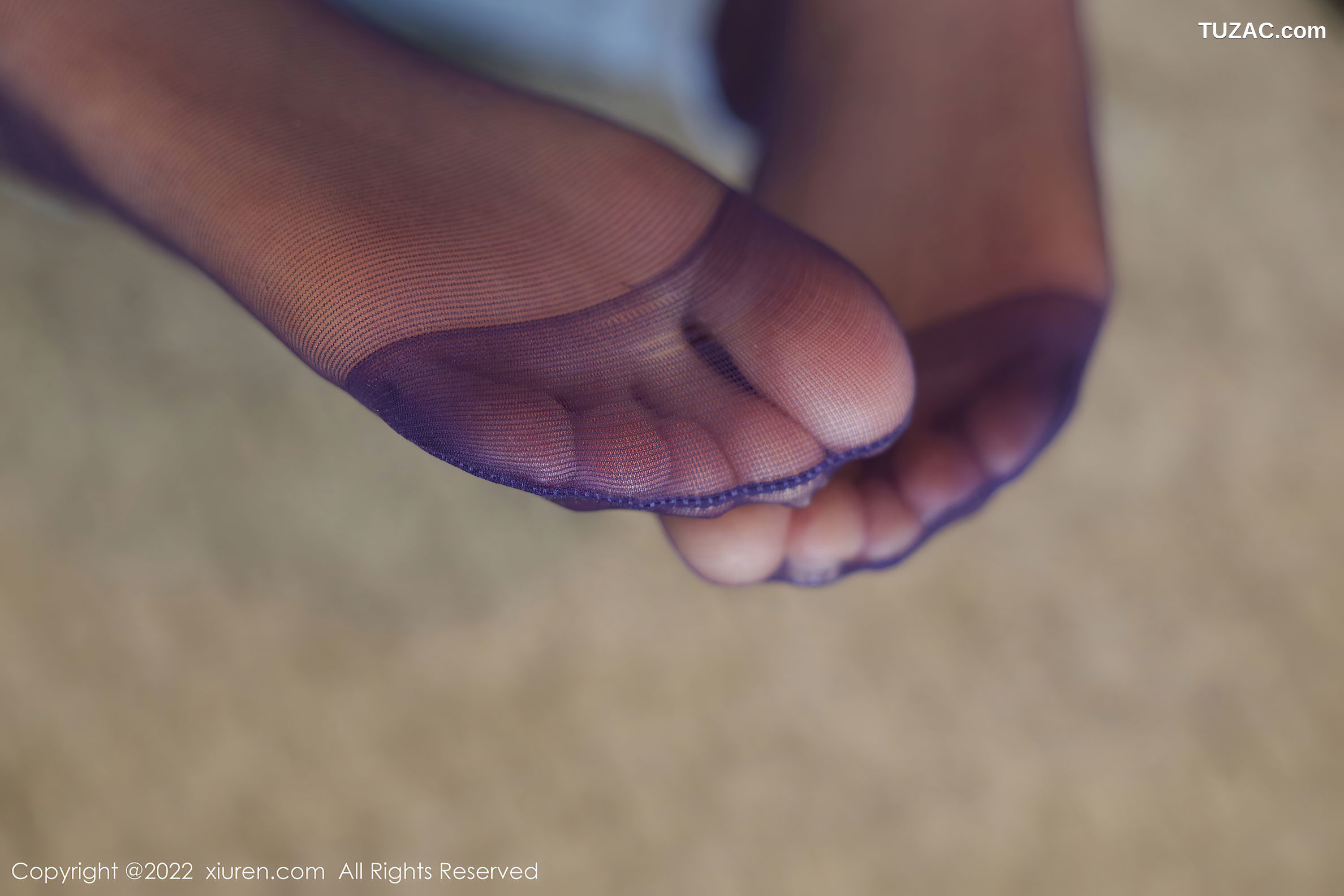 XiuRen-No.5384-佘贝拉-白紧身T牛仔裤黑丝