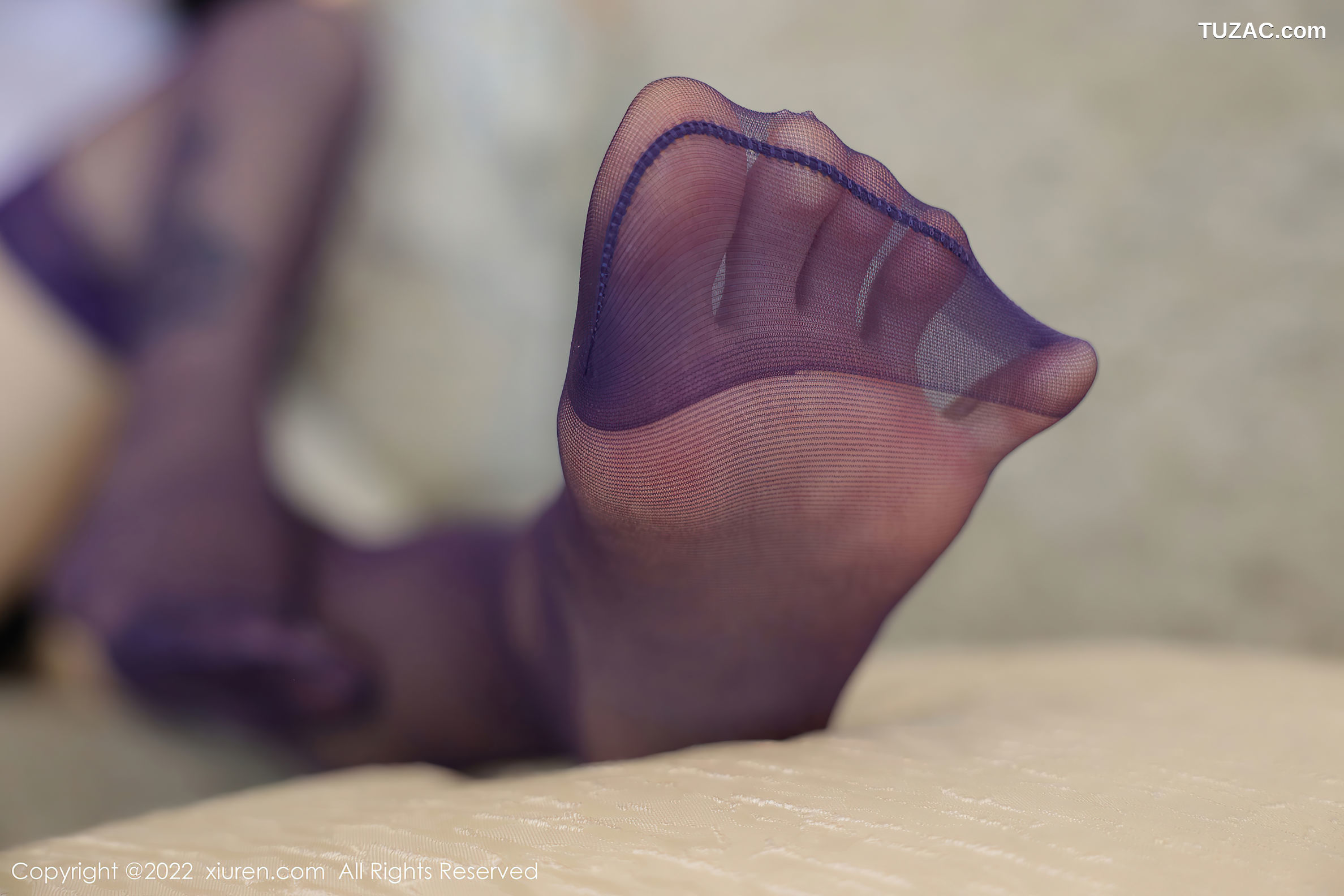 XiuRen-No.5384-佘贝拉-白紧身T牛仔裤黑丝