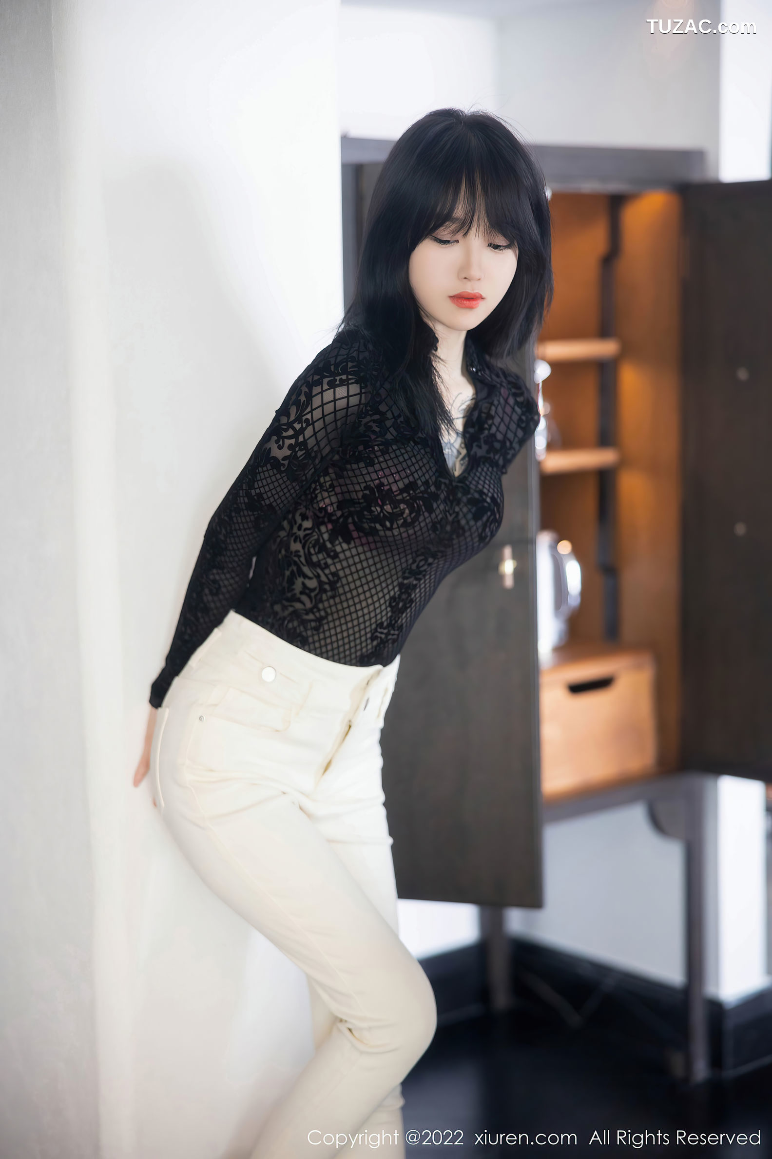 XiuRen-No.5386-奶瓶-黑网格衫白裤粉内衣