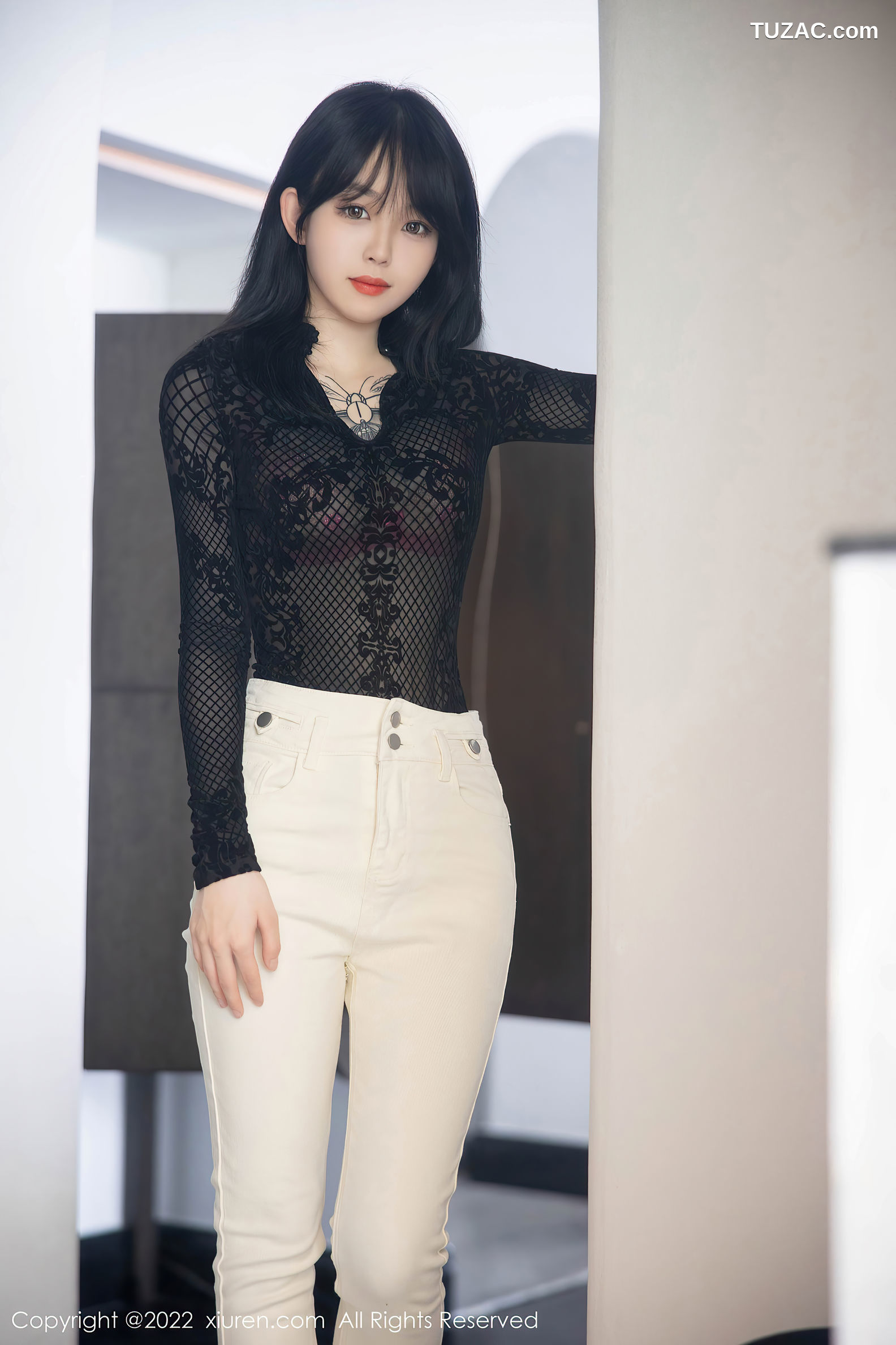 XiuRen-No.5386-奶瓶-黑网格衫白裤粉内衣